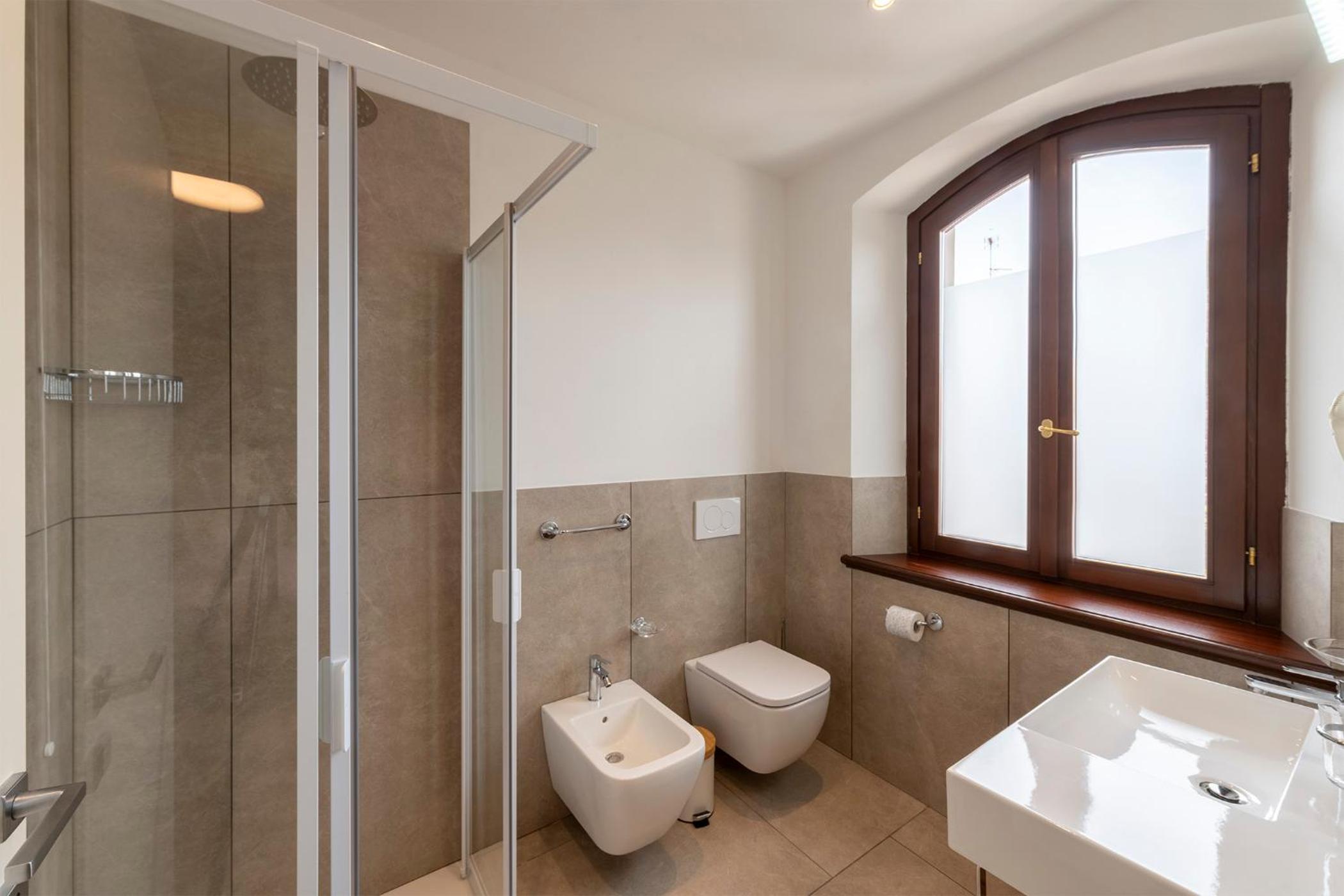 Deluxe Double Room - Photo 8