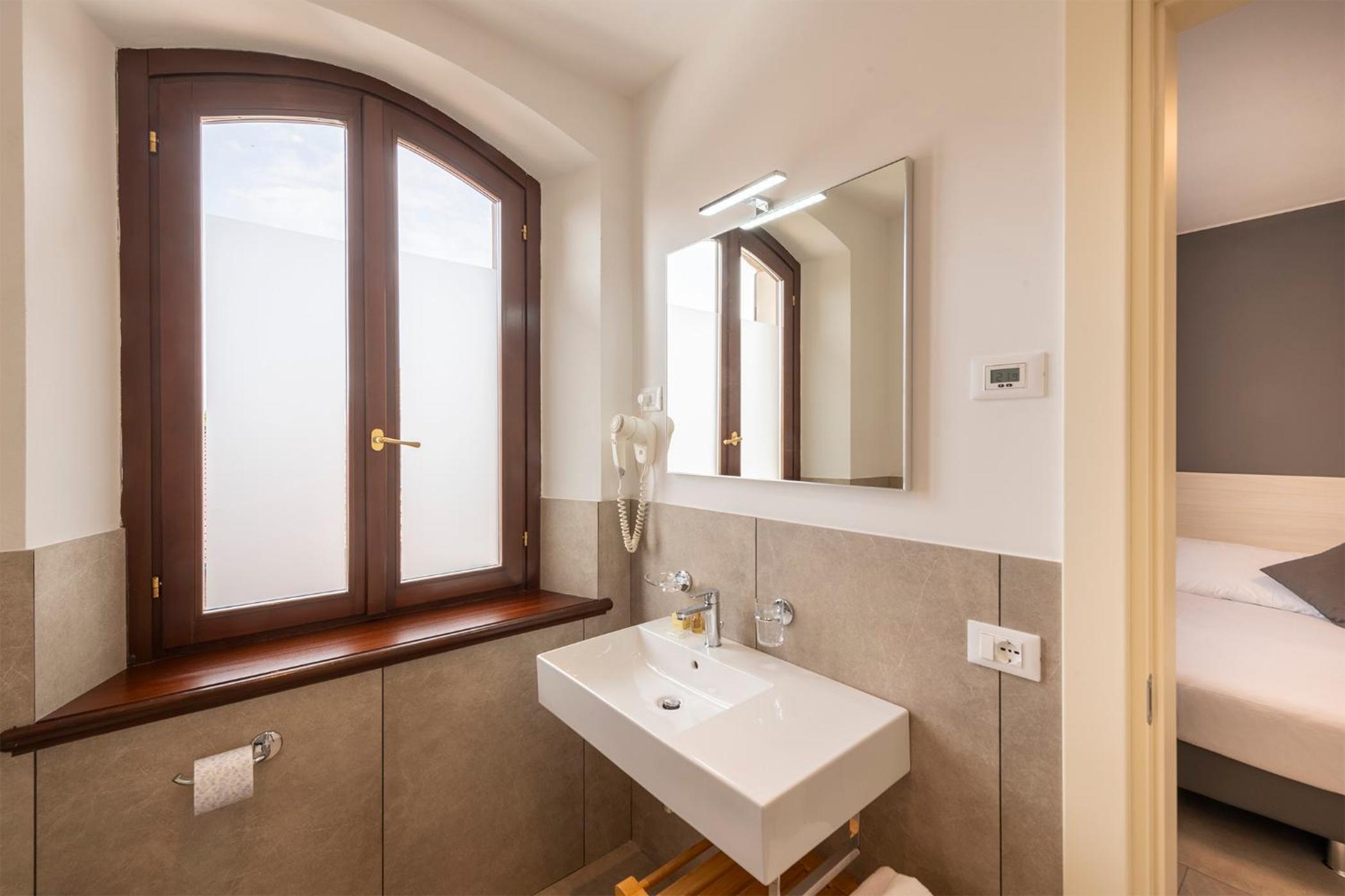 Deluxe Double Room - Photo 14