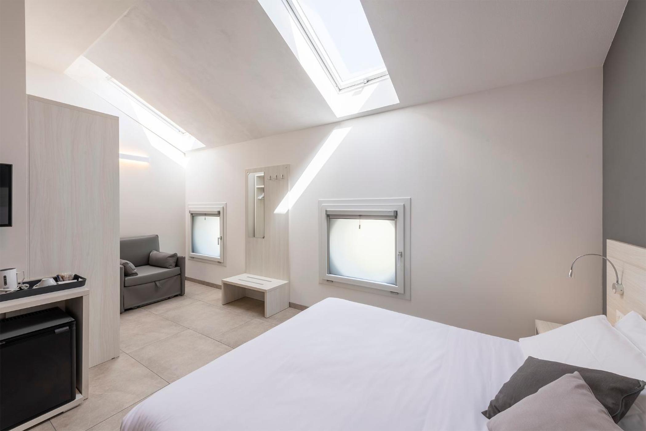 Deluxe Double Room - Photo 15
