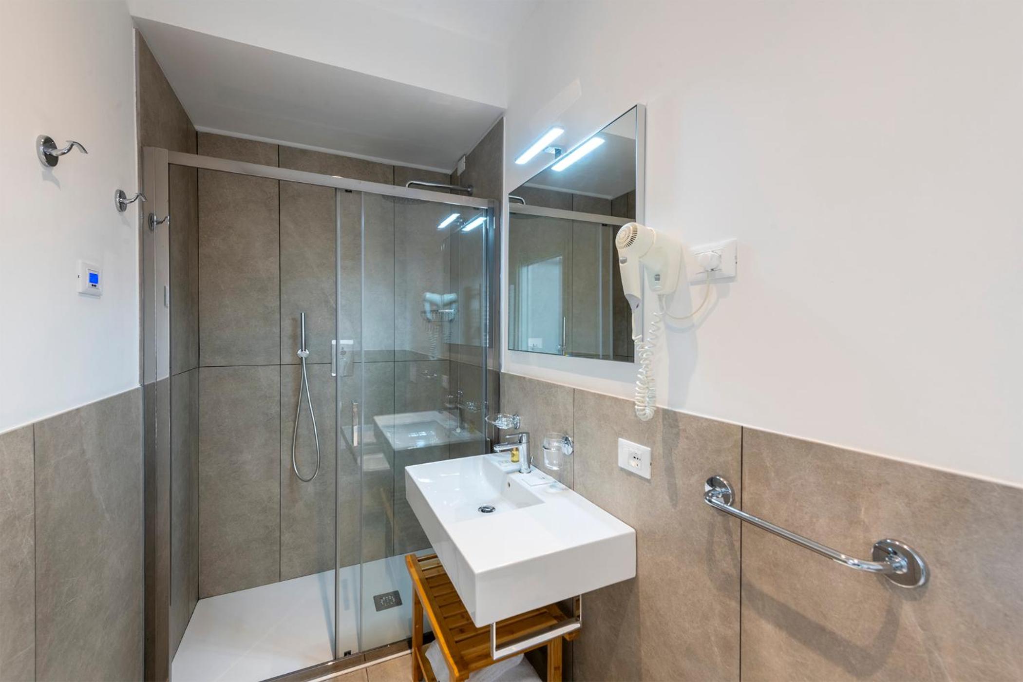Deluxe Double Room - Photo 18