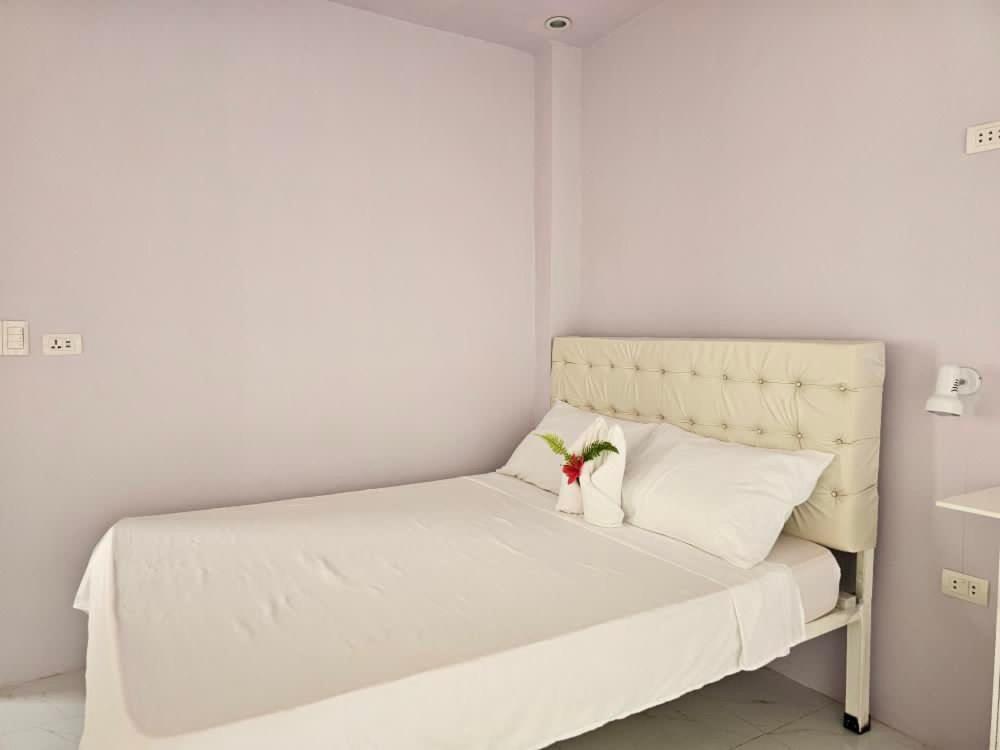 Queen Room with Balcony - Photo 6