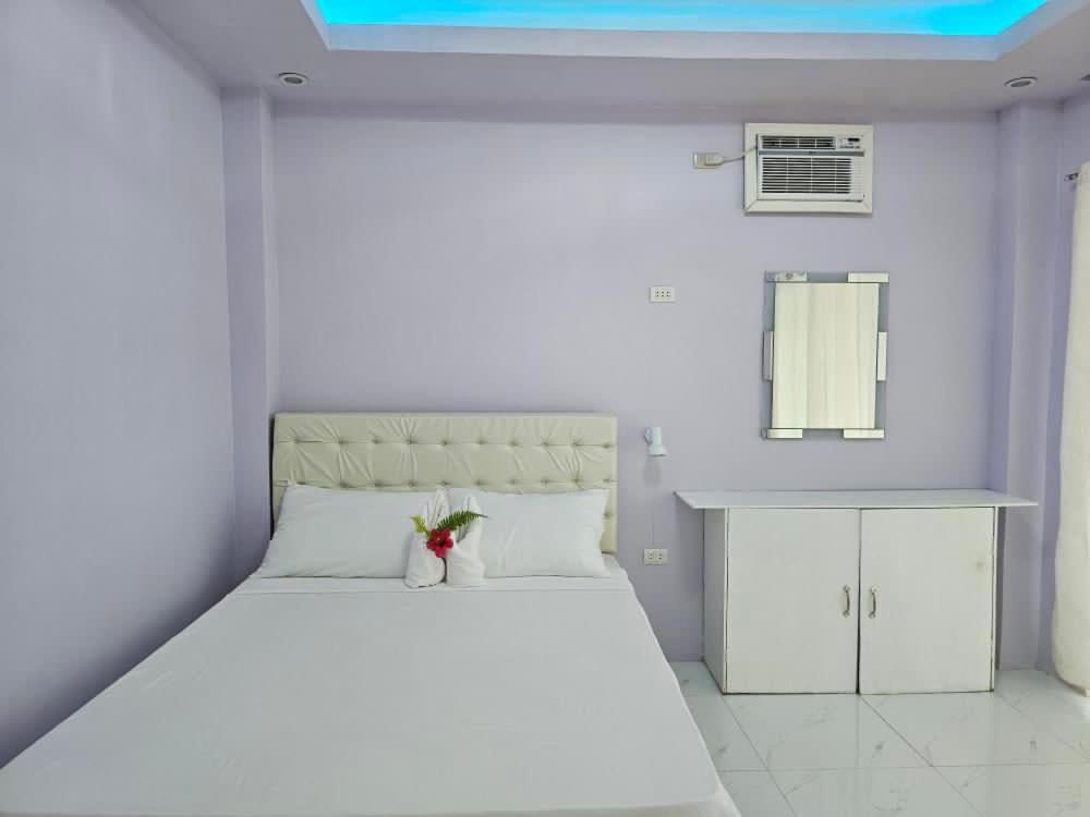 Queen Room with Balcony - Photo 7
