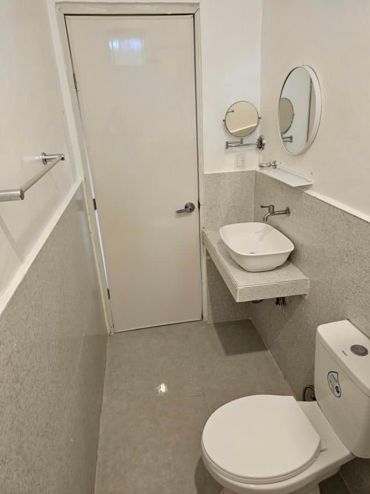 Queen Room with Balcony - Photo 10