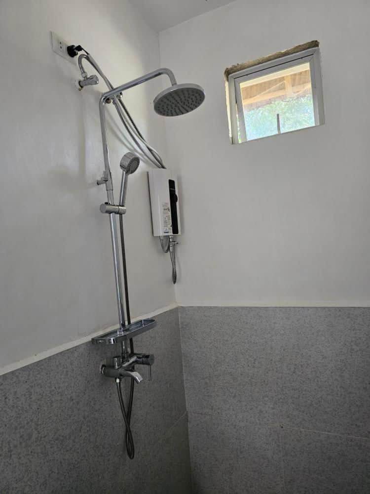 Queen Room with Balcony - Photo 12