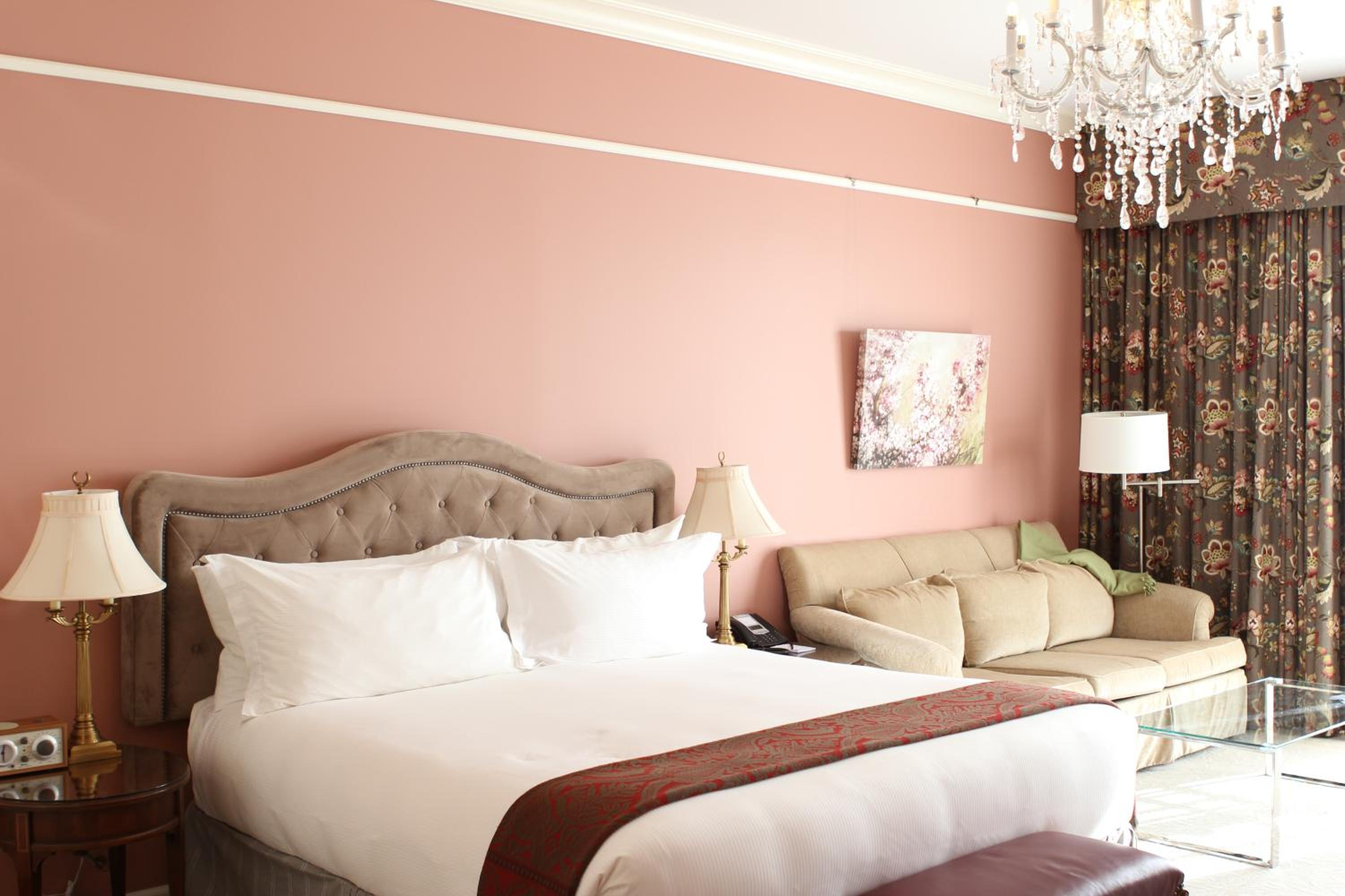 Deluxe King Room With City View photo 2