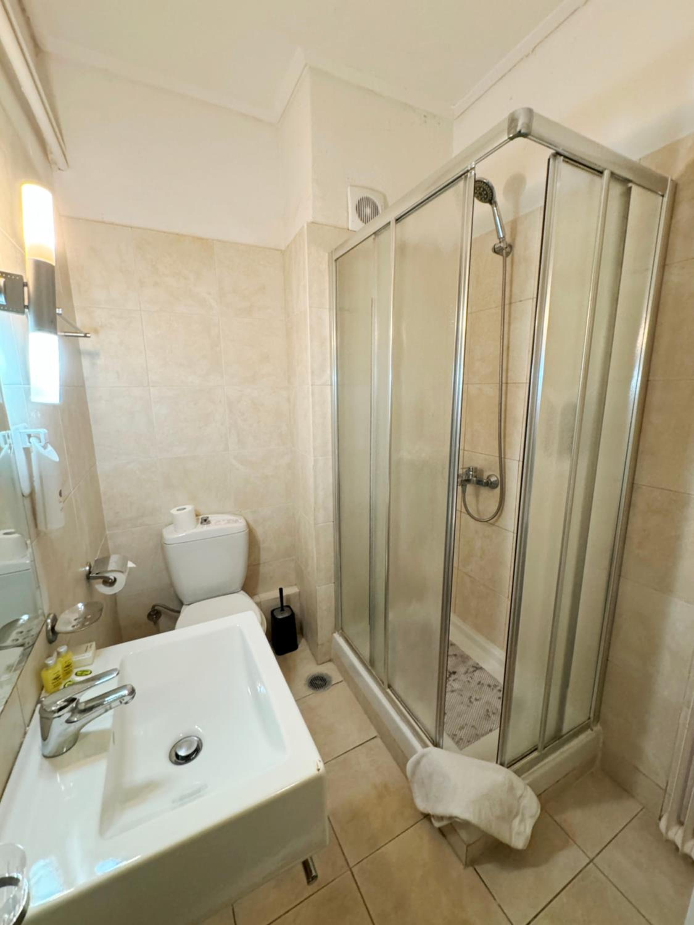 Economy Double Room - Photo 8