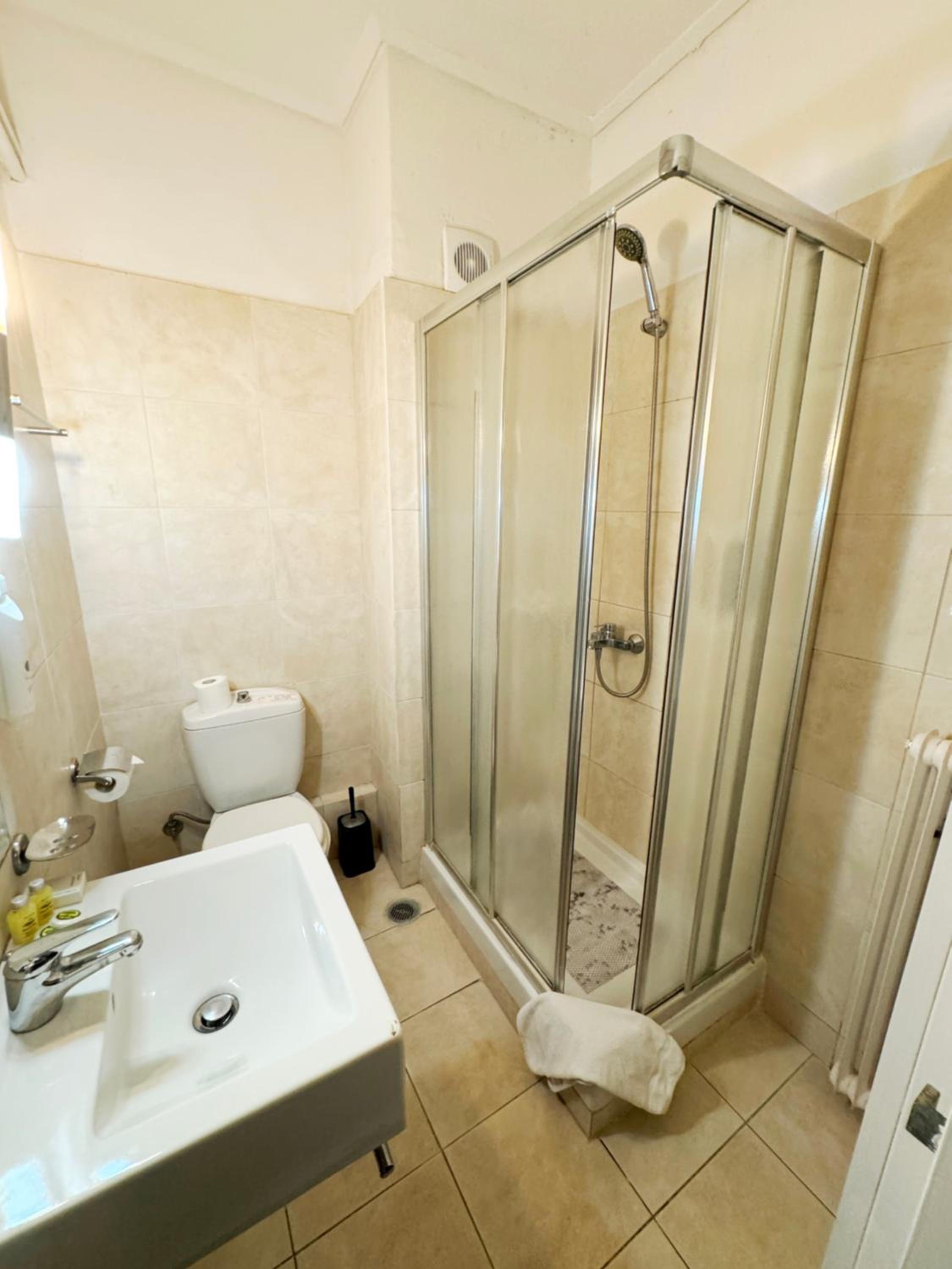 Economy Double Room - Photo 7