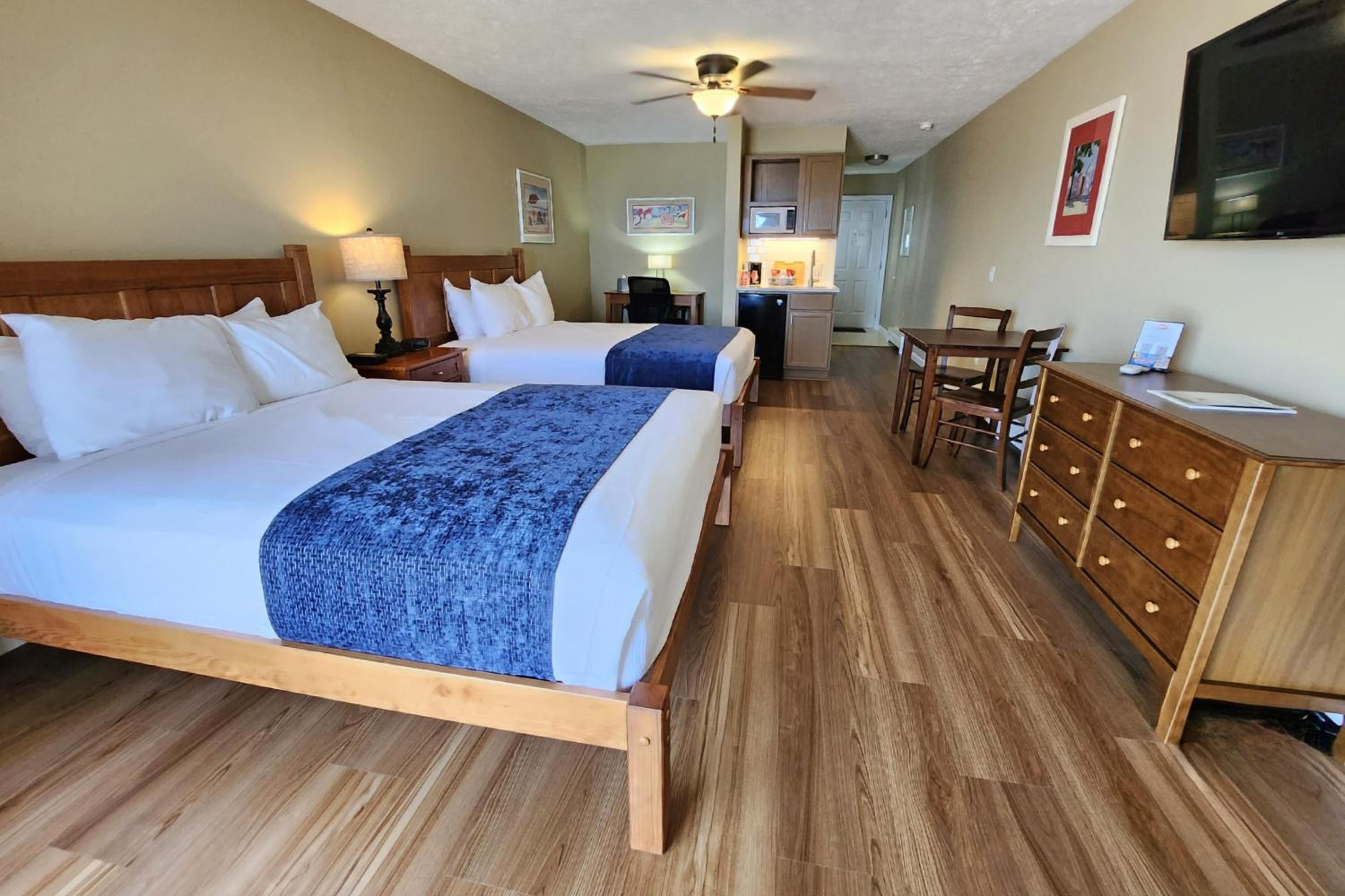 Queen Room with Two Queen Beds photo 3