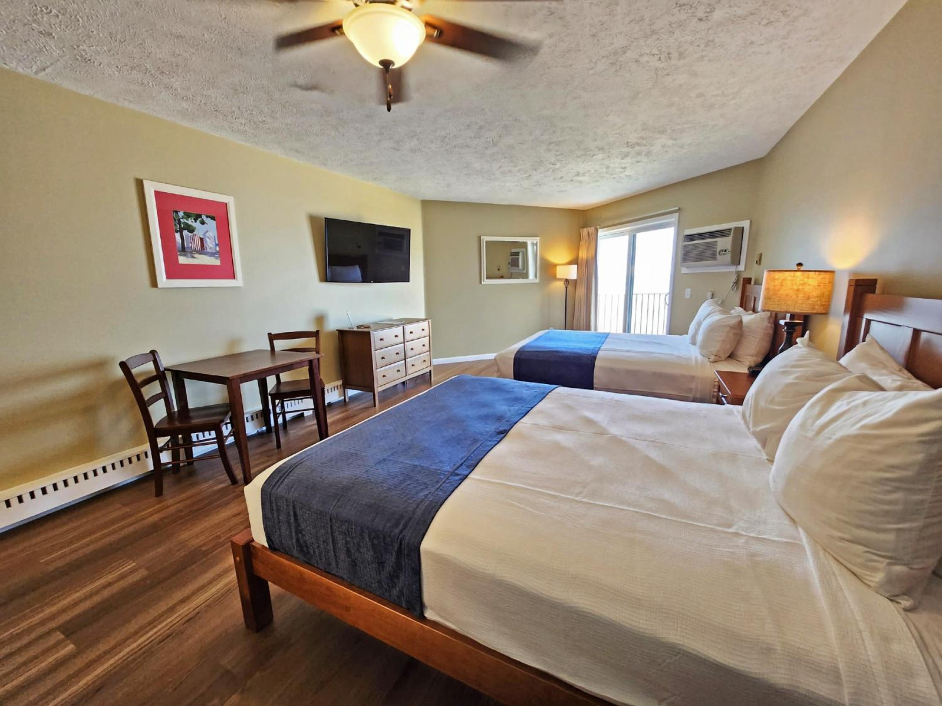 Queen Room with Two Queen Beds photo 2