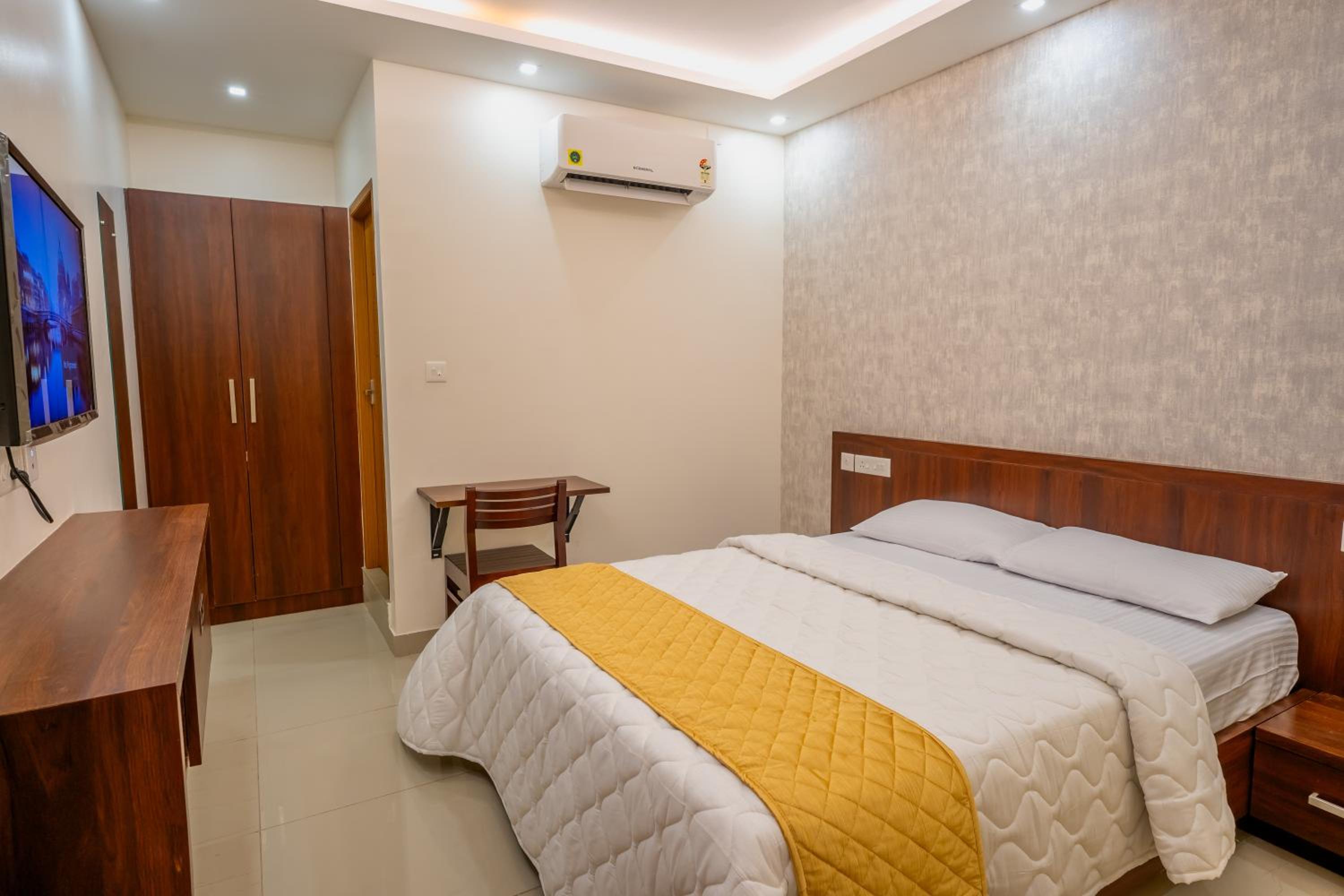 Deluxe Double Room (2 Adults + 1 Child)