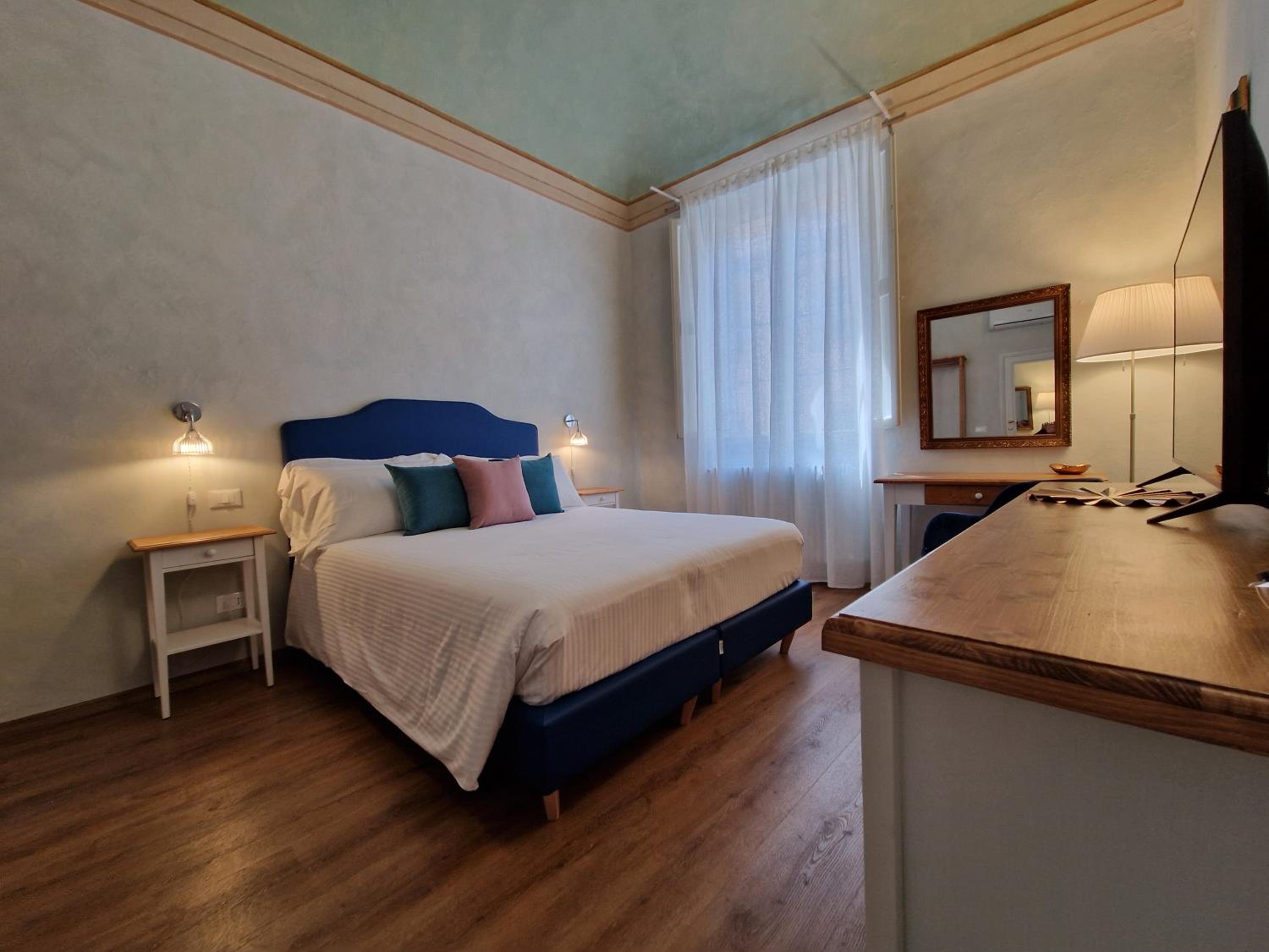 Double Room with Private External Bathroom - Photo 1