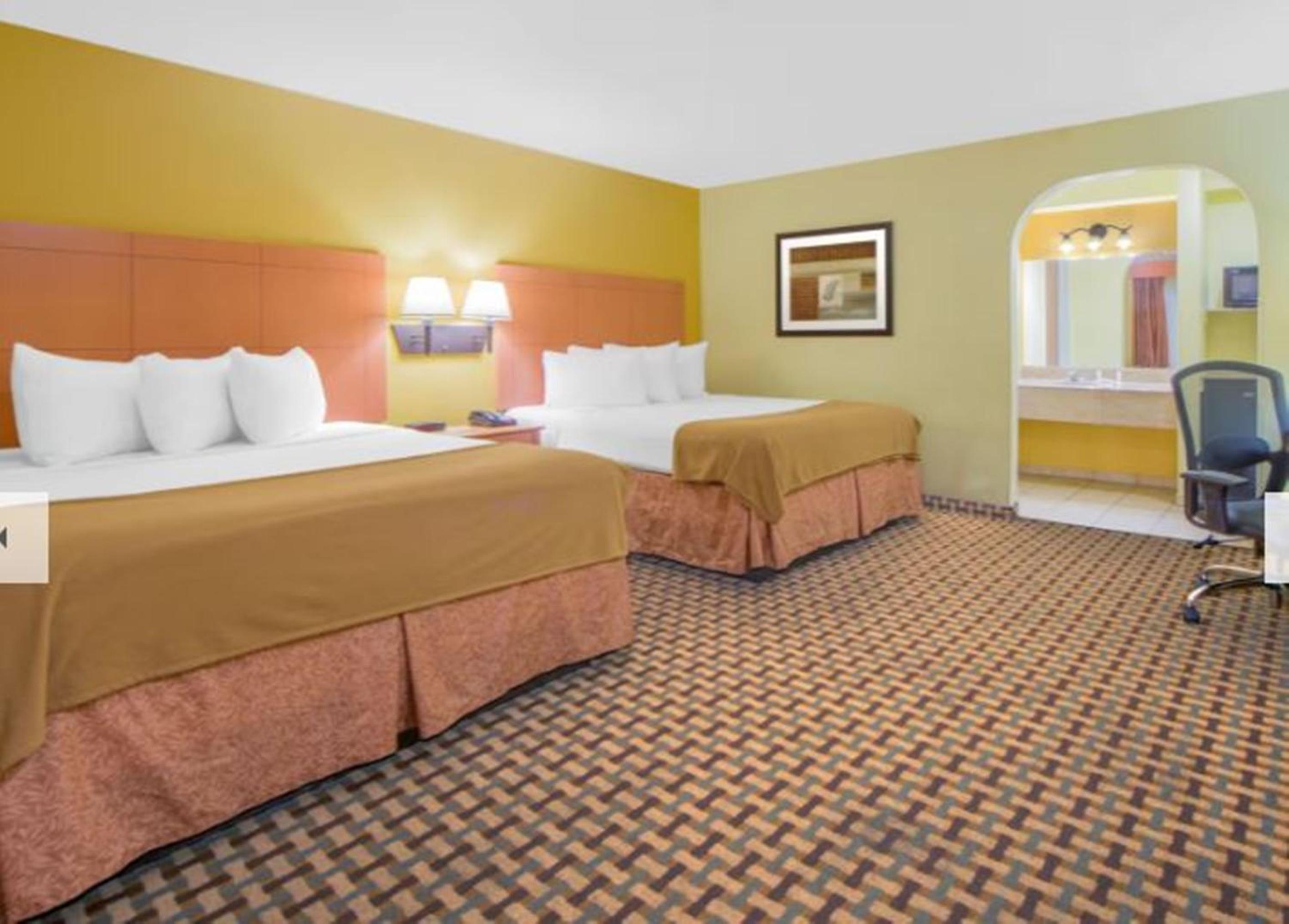 Queen Room with Two Queen Beds - Non-Smoking - Photo 3
