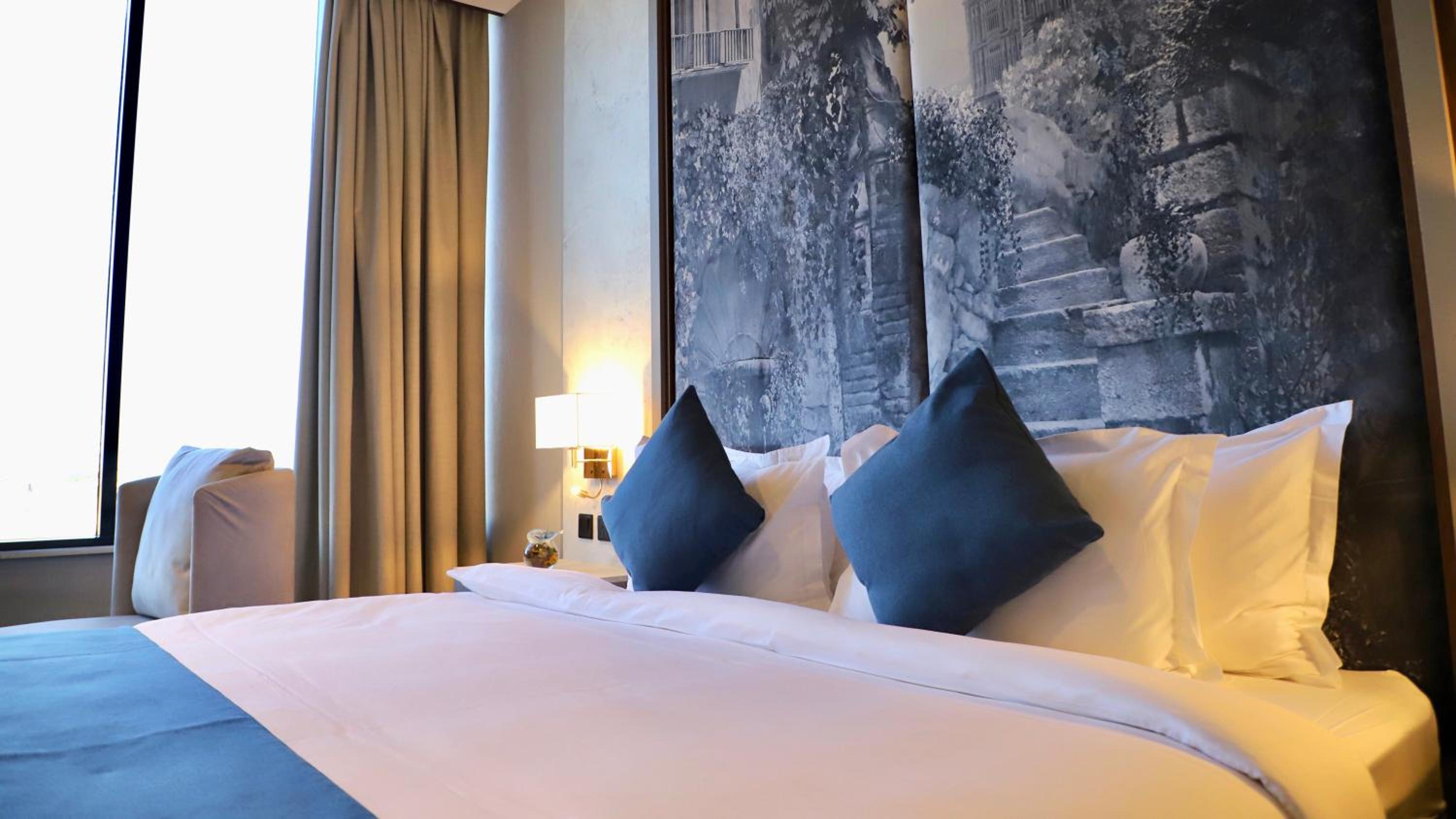 Executive Suite - Photo 9