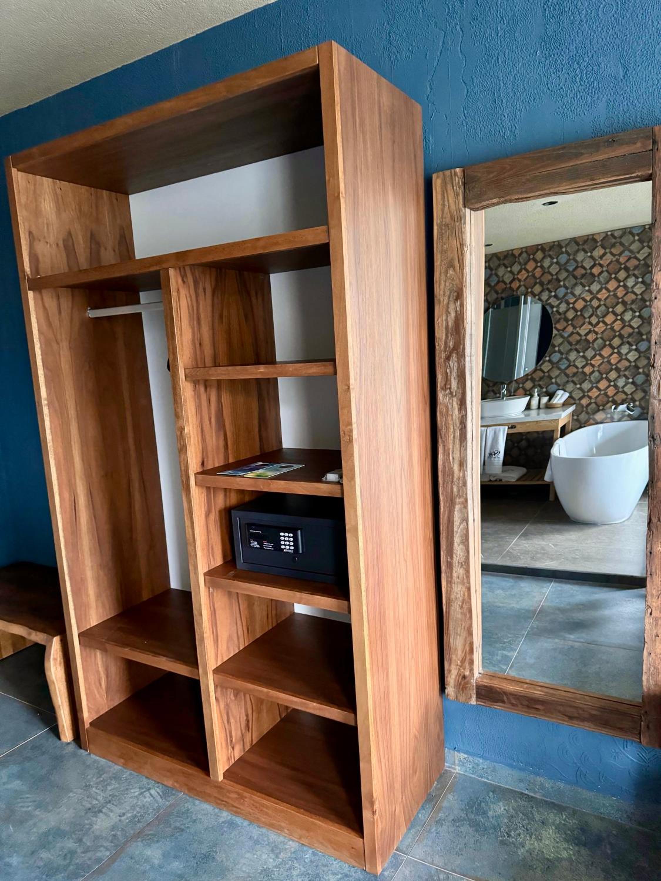 King Room with Balcony - Photo 15