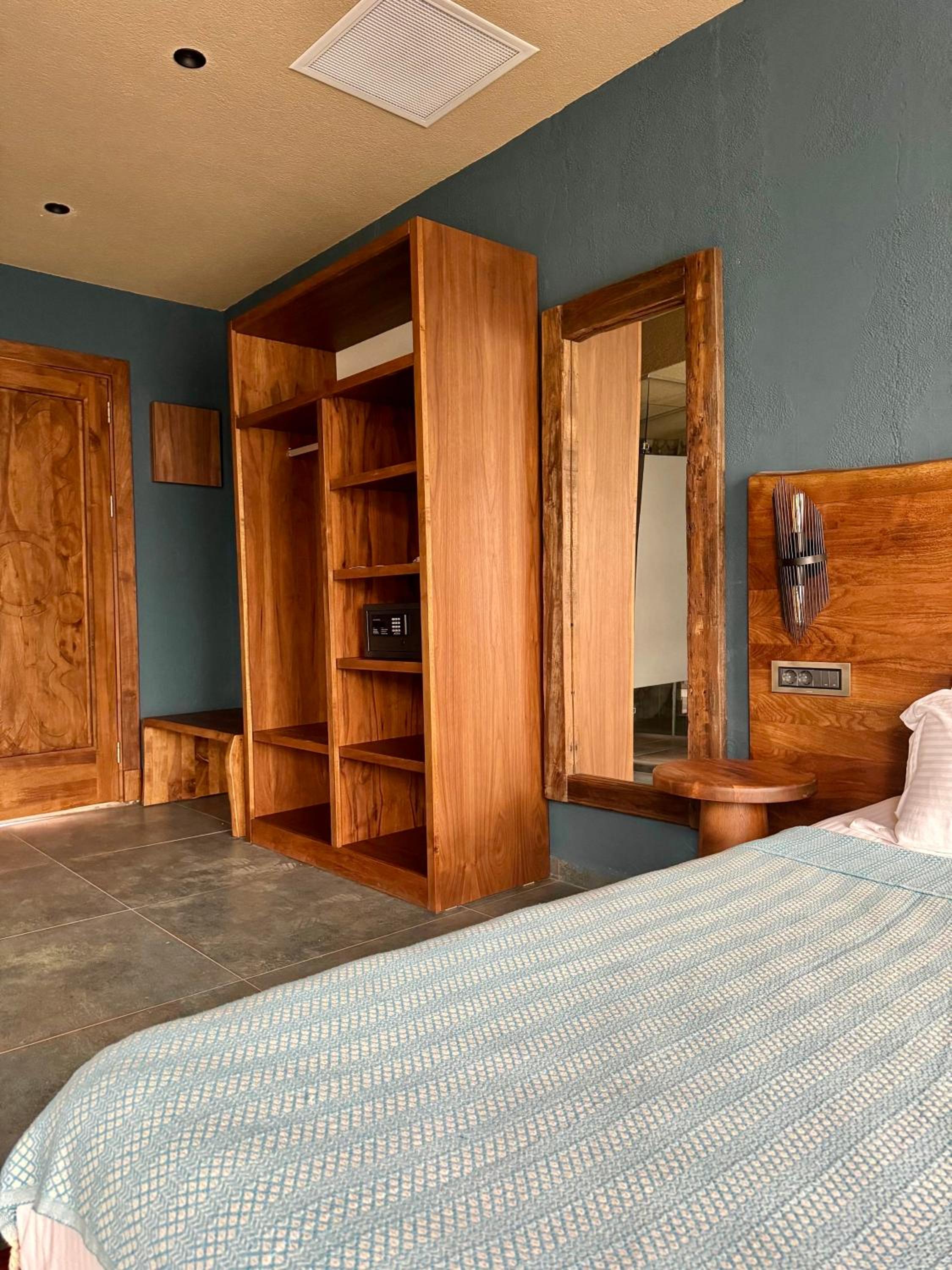 King Room with Balcony - Photo 12