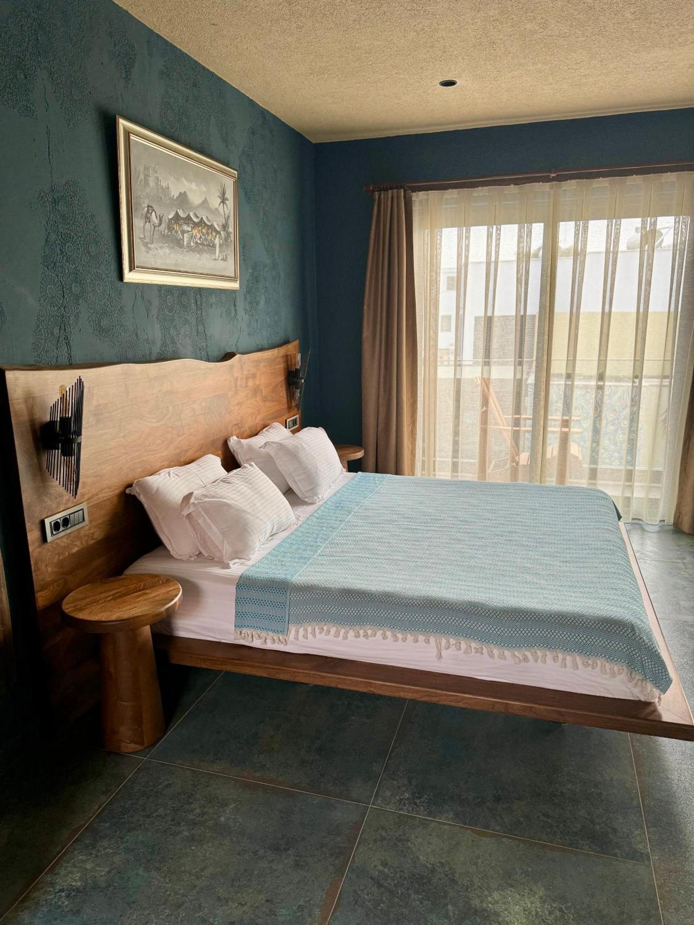 King Room with Balcony - Photo 11
