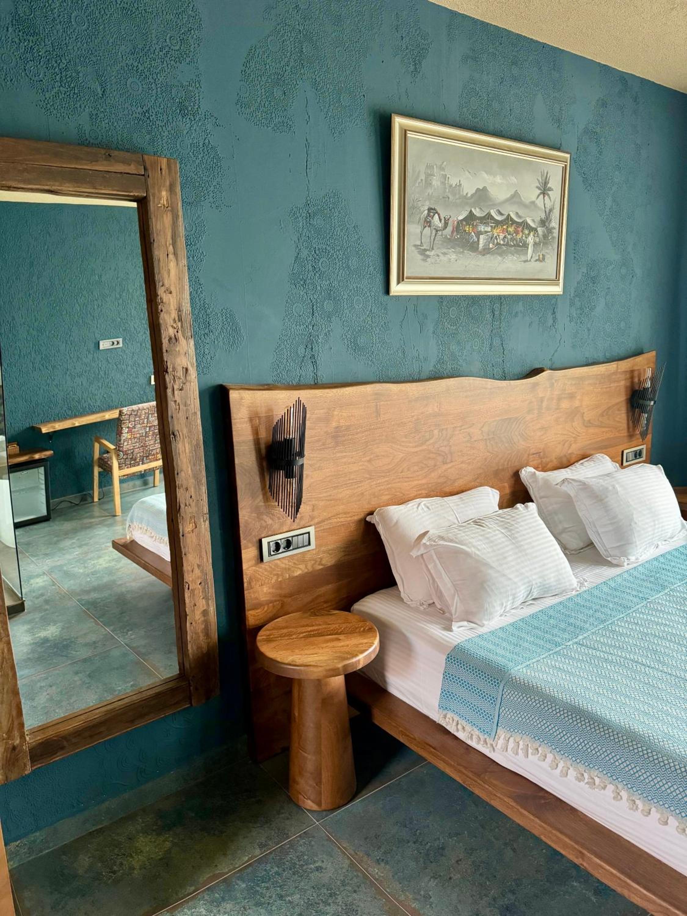 King Room with Balcony - Photo 10