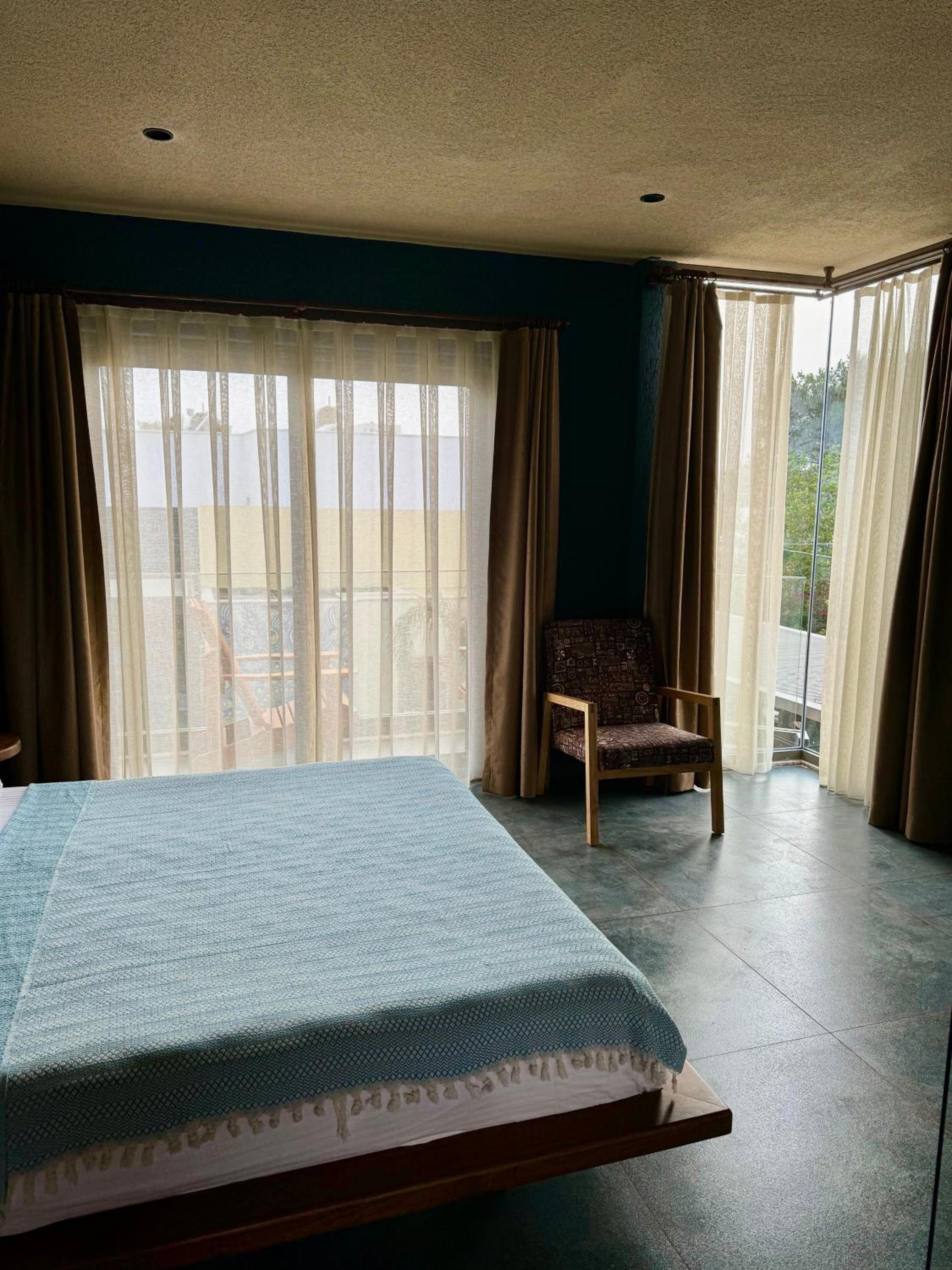 King Room with Balcony - Photo 9