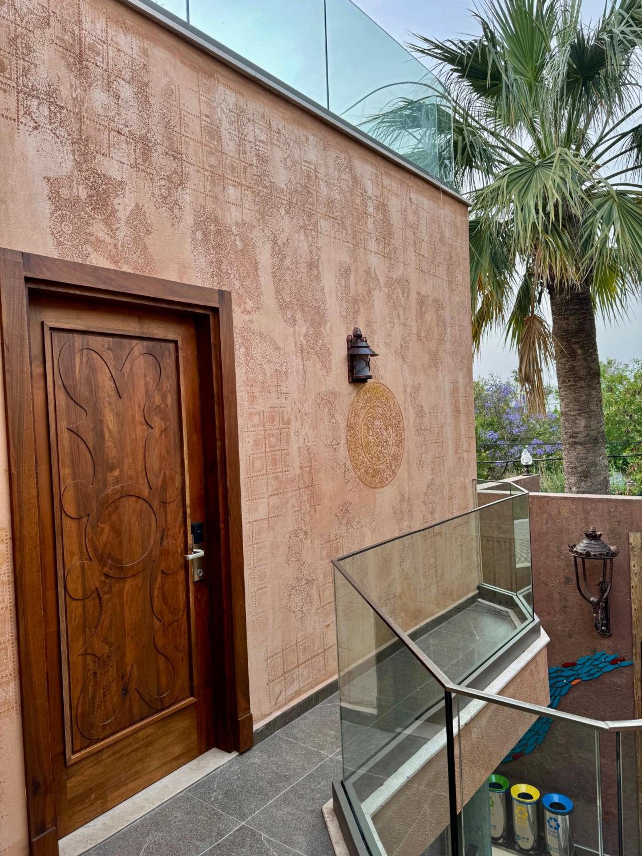 King Room with Balcony - Photo 8