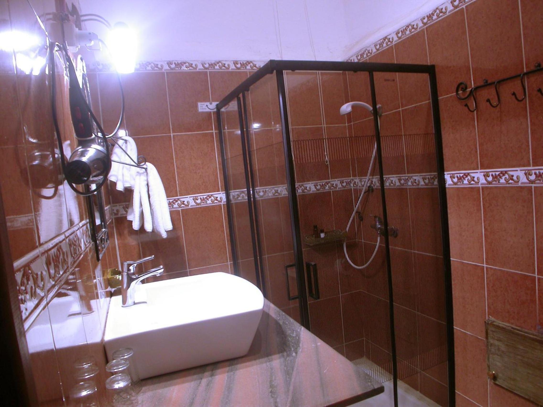 Standard Double Room - Photo 11