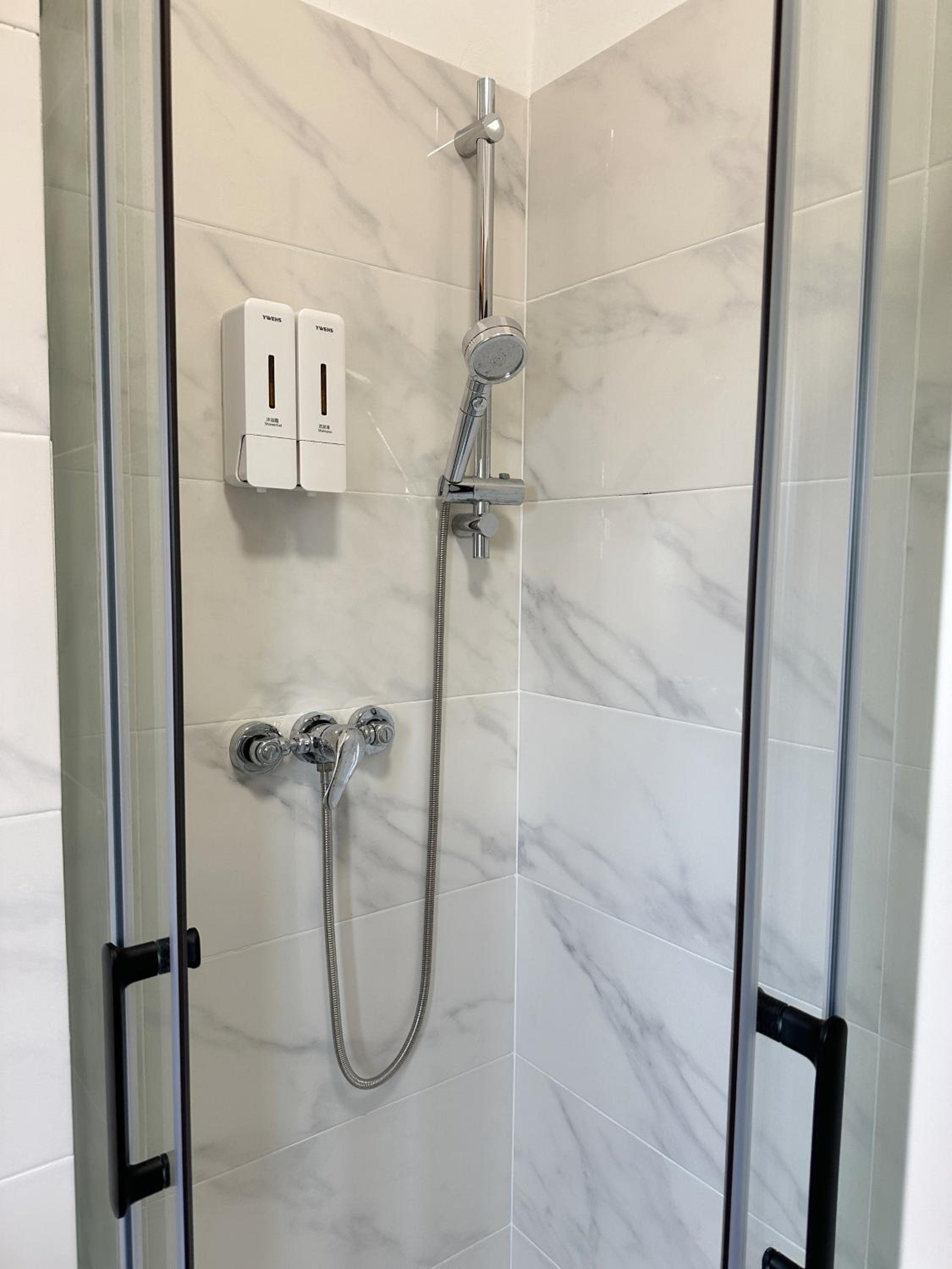 Double Room with Shared Bathroom photo 3