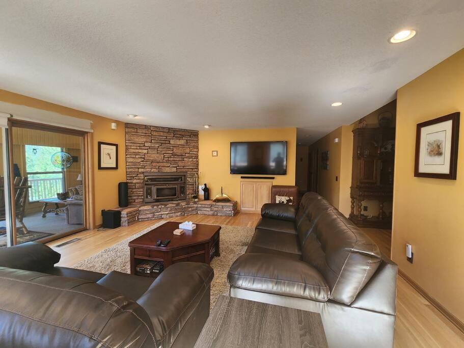 Five-Bedroom House photo 1