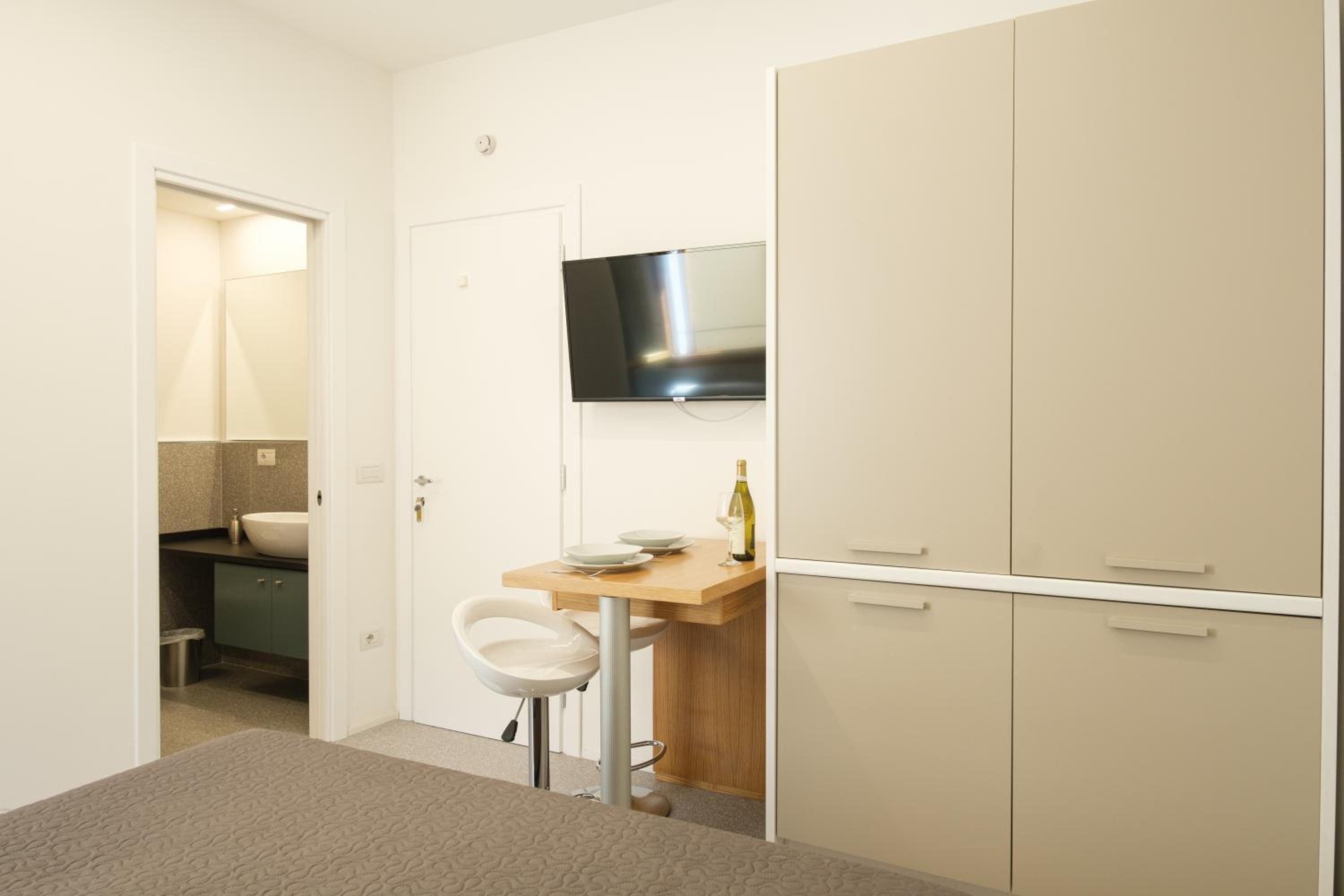 One-Bedroom Apartment photo 3