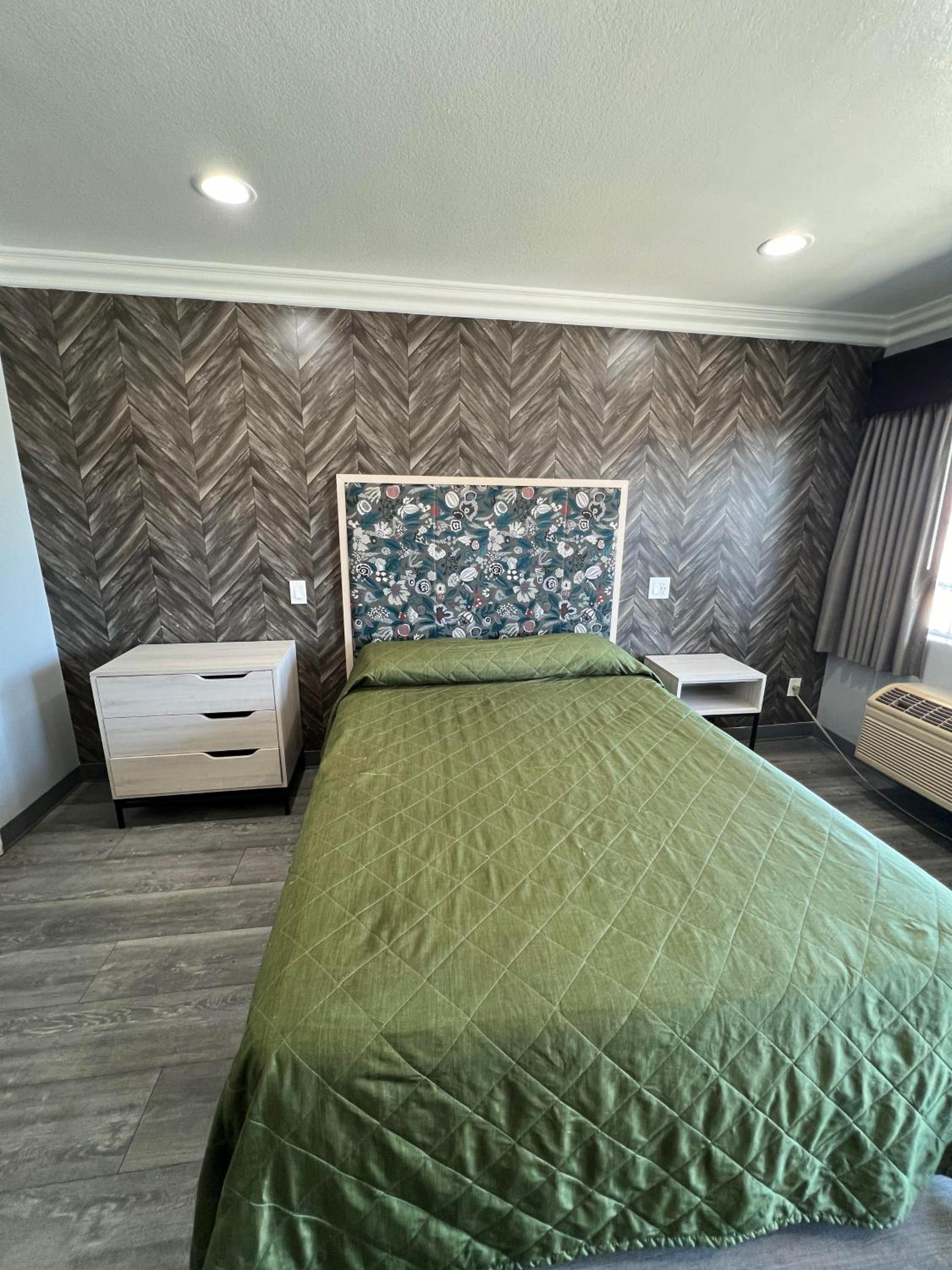 Standard Queen Room photo 3