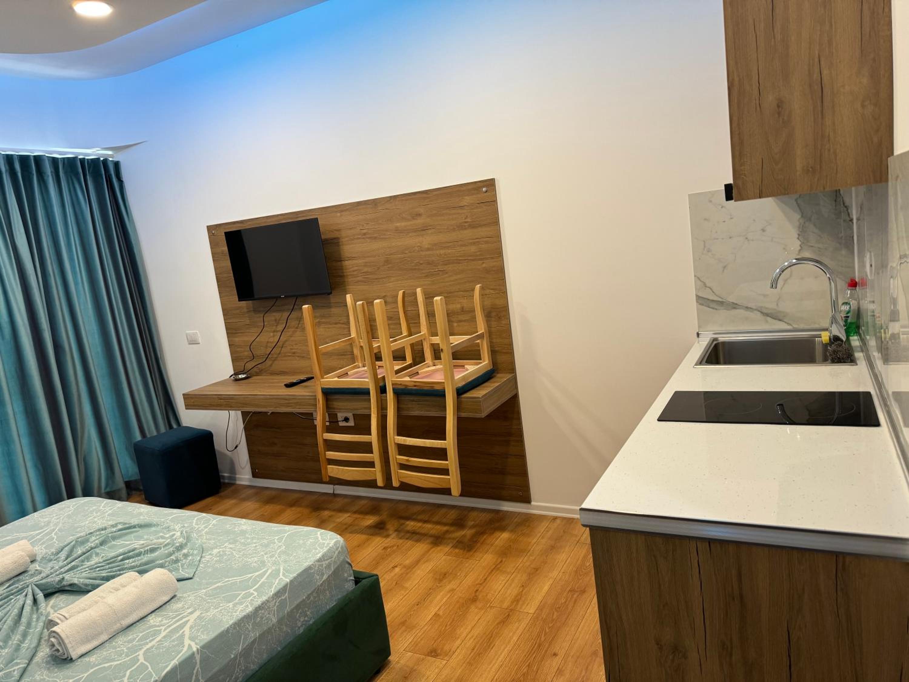Double Room with Balcony (2 Adults + 1 Child) photo 2