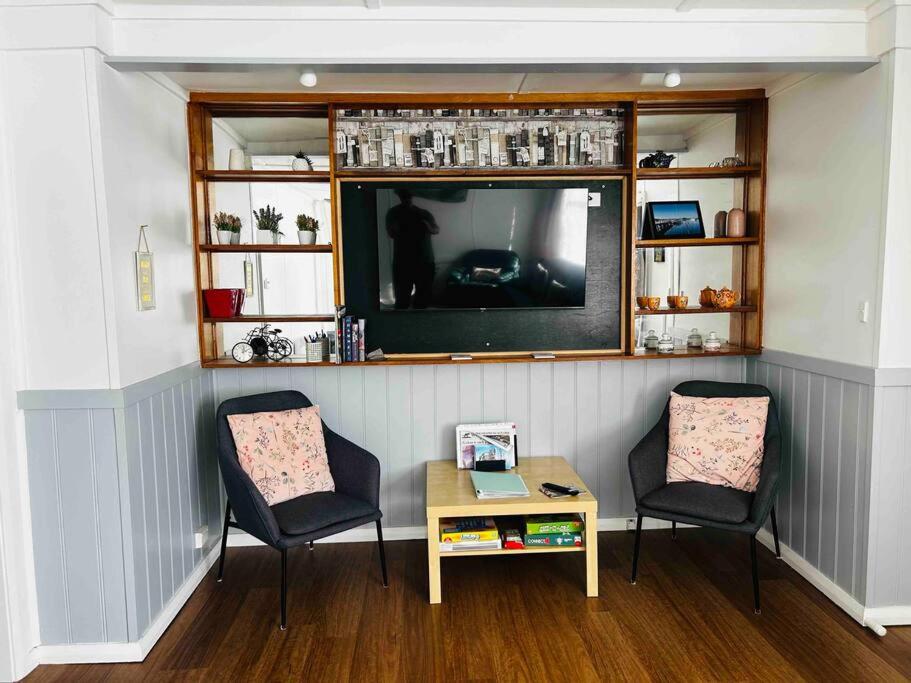 Three-Bedroom House photo 2