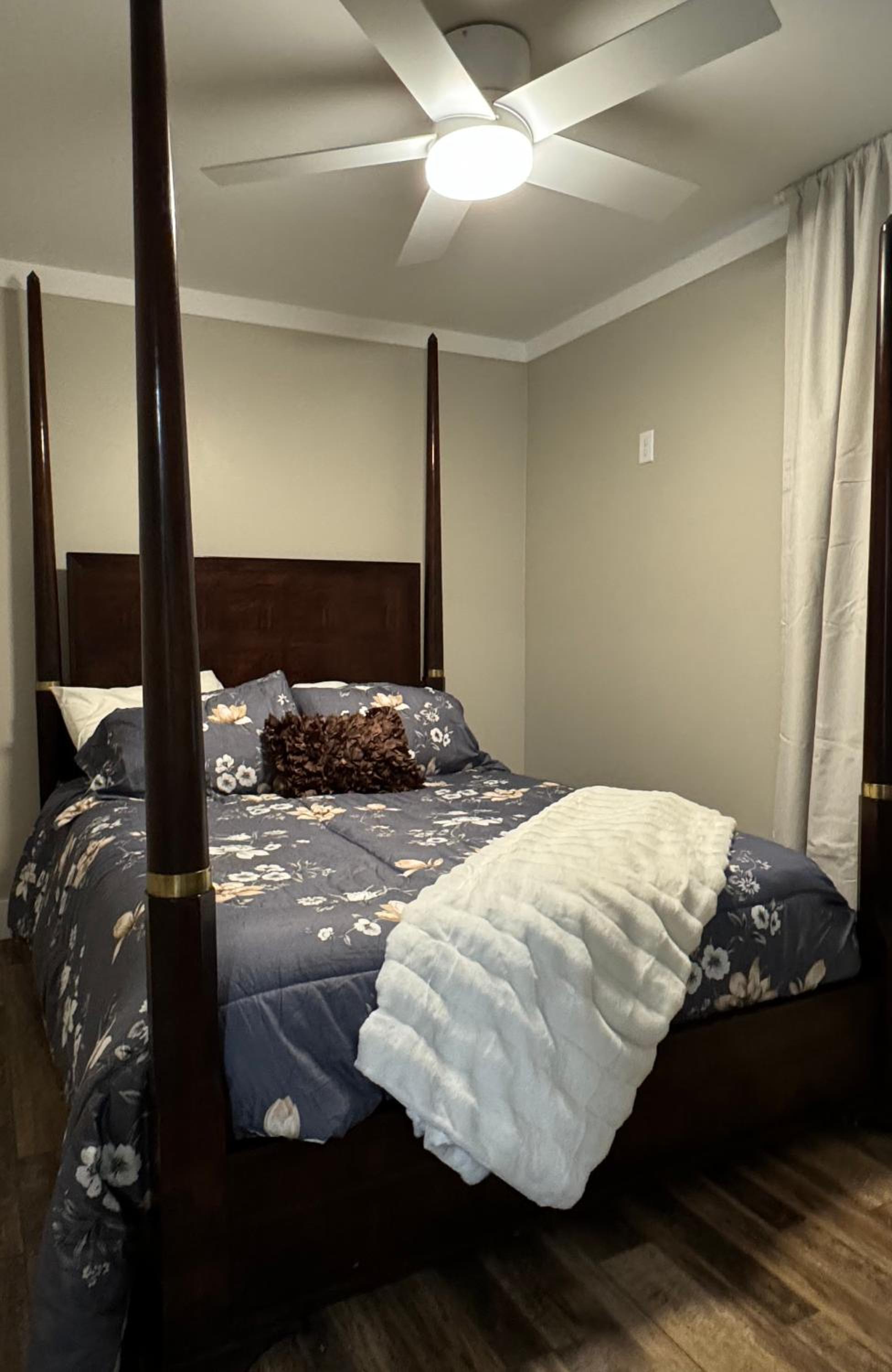 Queen Room with Shared Bathroom