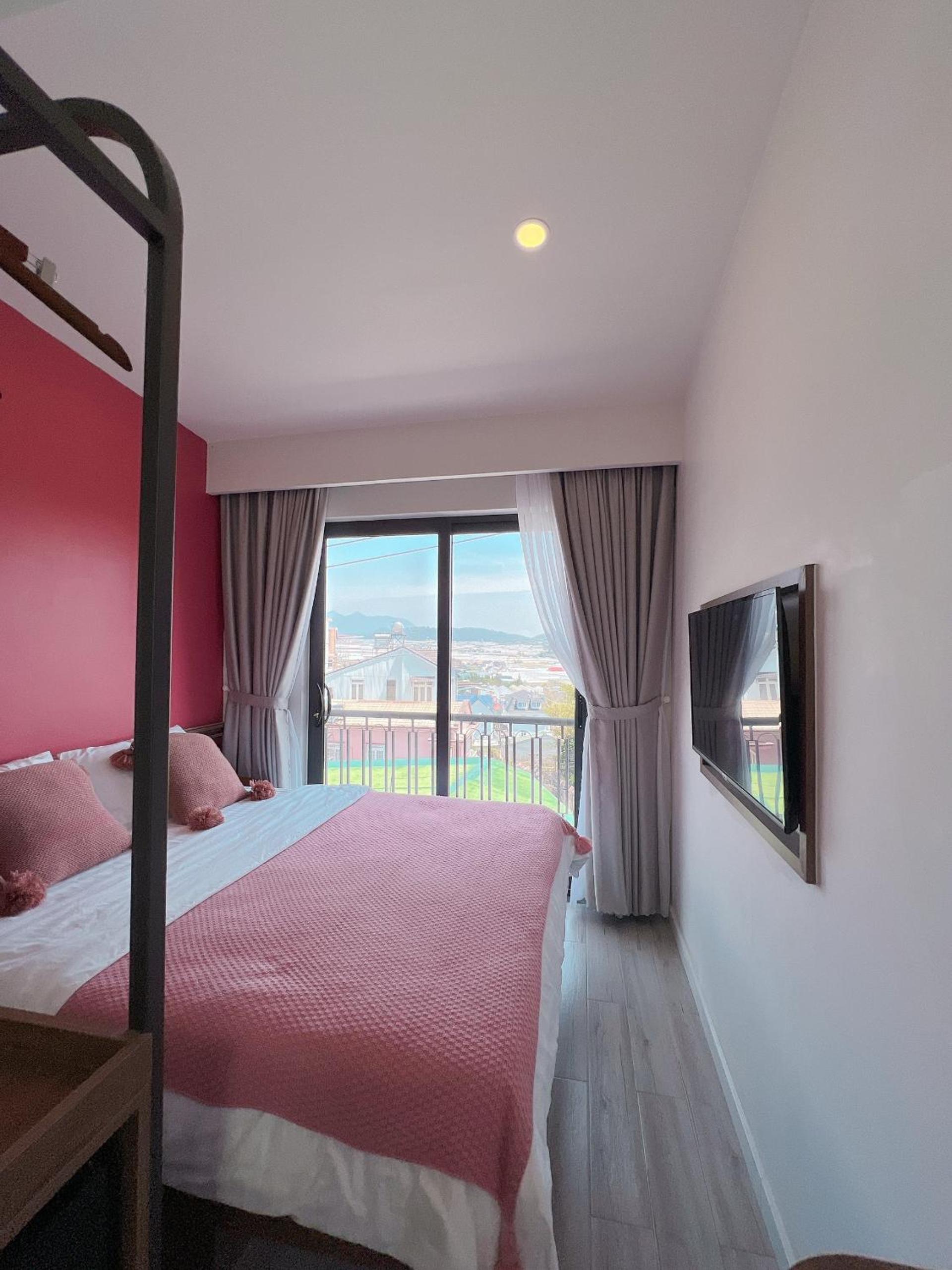 Queen Room with Balcony photo 2