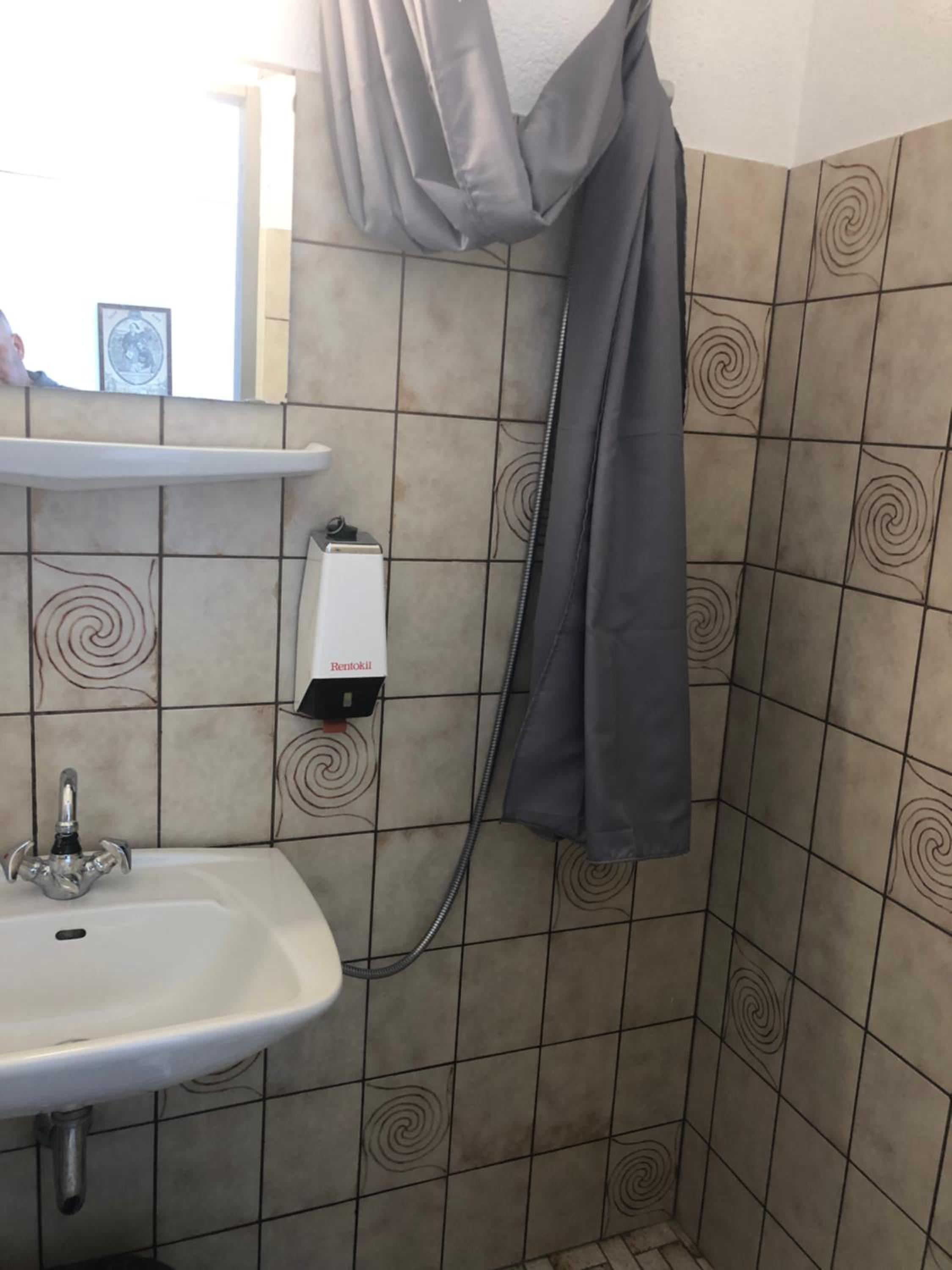 Twin Room with Bathroom - Photo 11