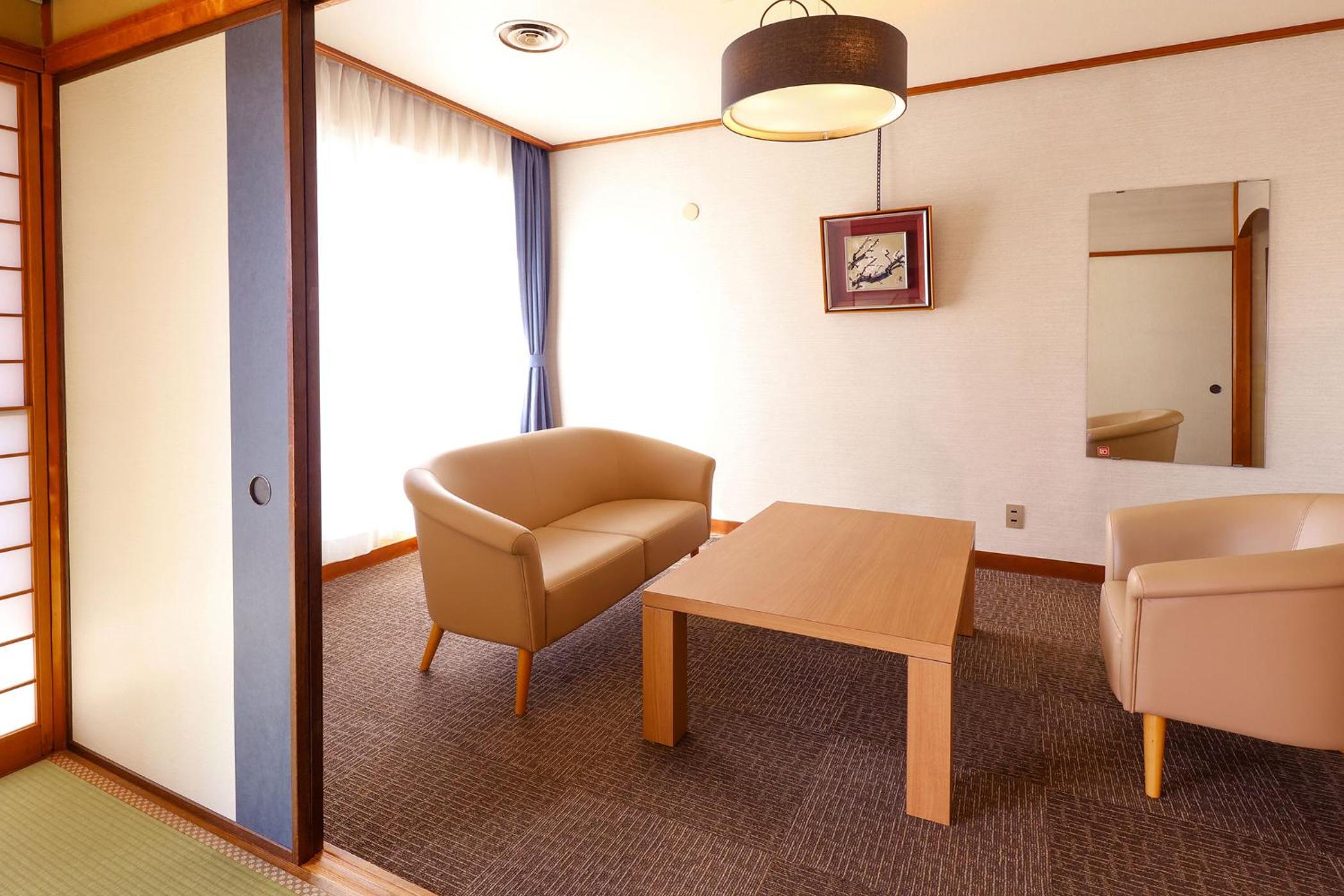 Standard Japanese-Style-Room with 12.5+6 Tatami mats - Shared Bathroom - Non-Smoking - Photo 4