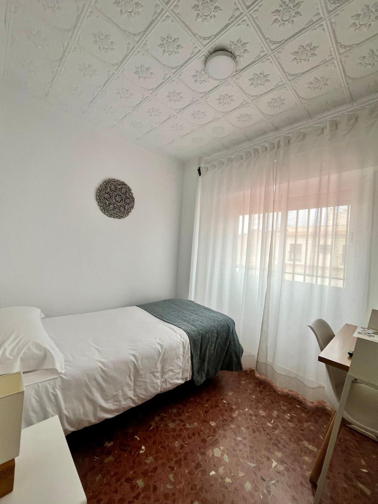 Habitación individual con baño privado externo.