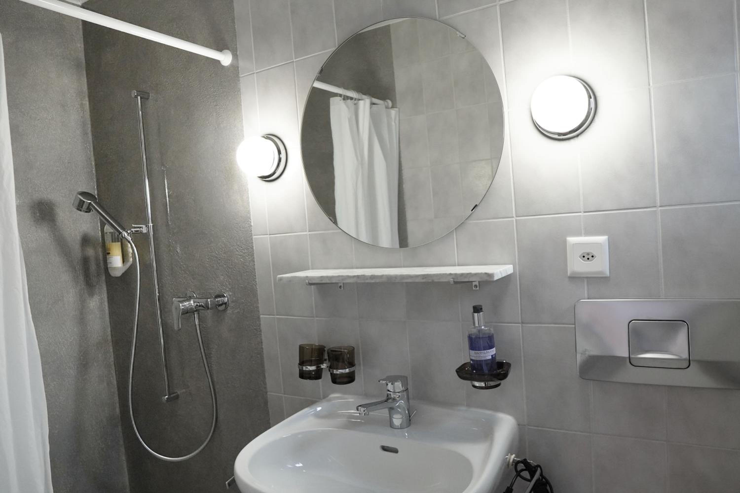 Twin Room - Photo 14