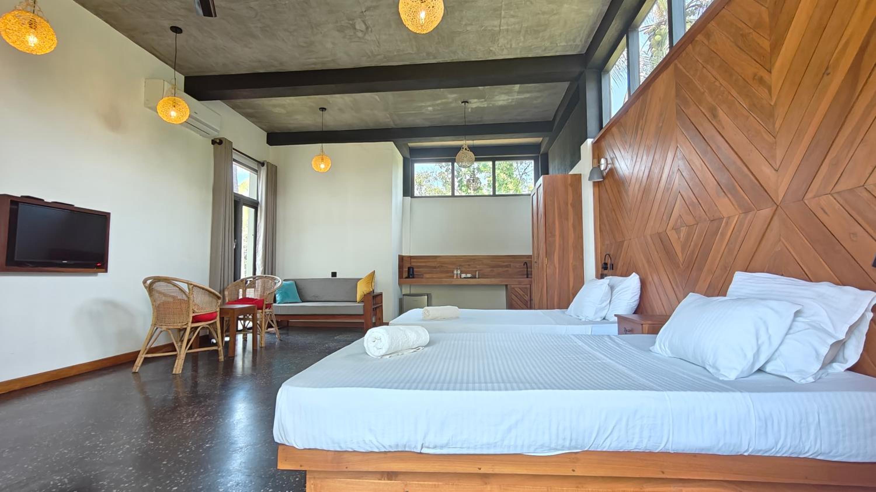 King Room with Pool View - Photo 5