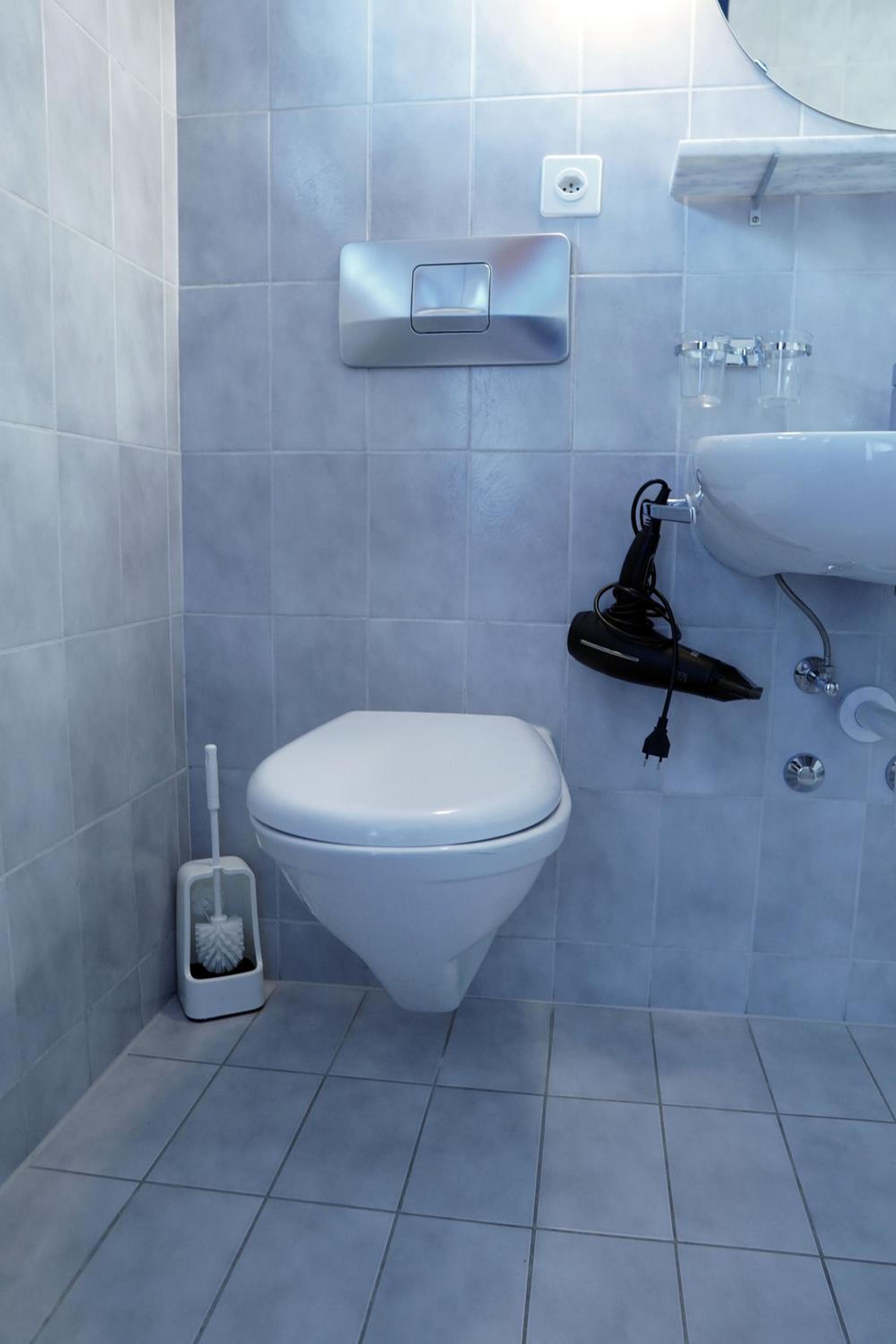 Twin Room - Photo 16