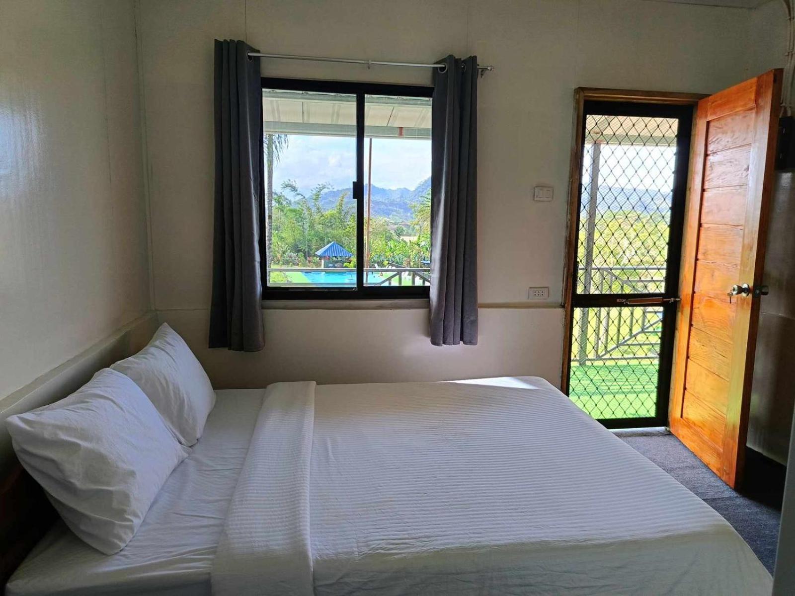 Family Room with Mountain View photo 2