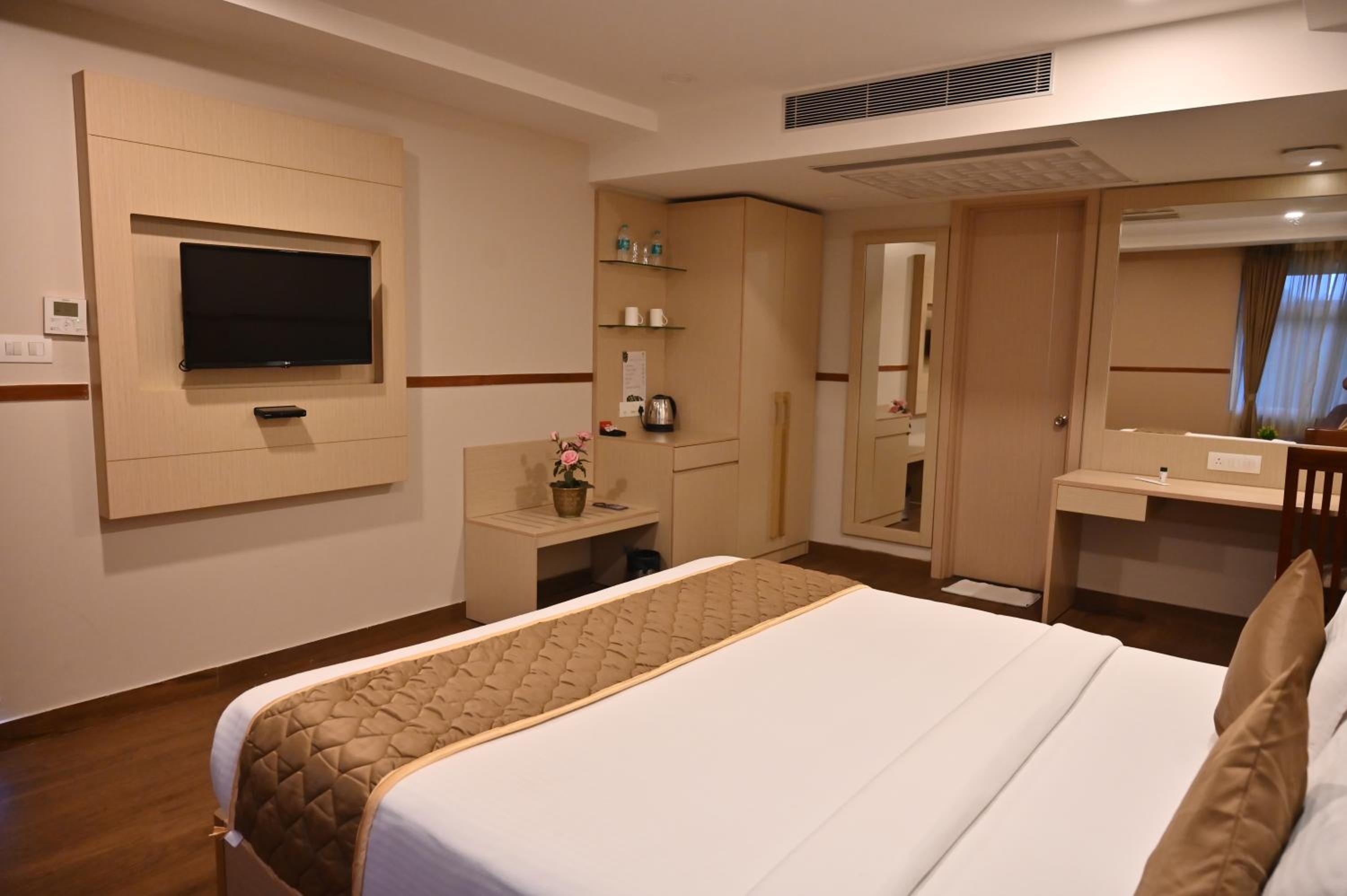 Deluxe Double or Twin Room - Photo 12