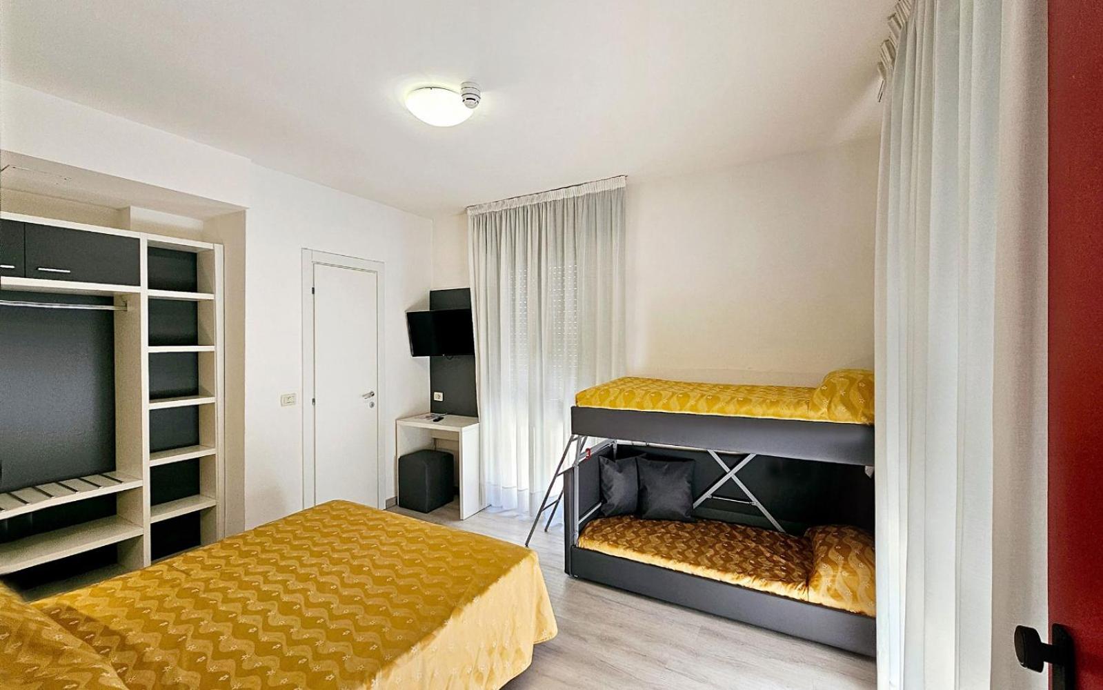 Family Room with Balcony (2 Adults + 2 Children) photo 1