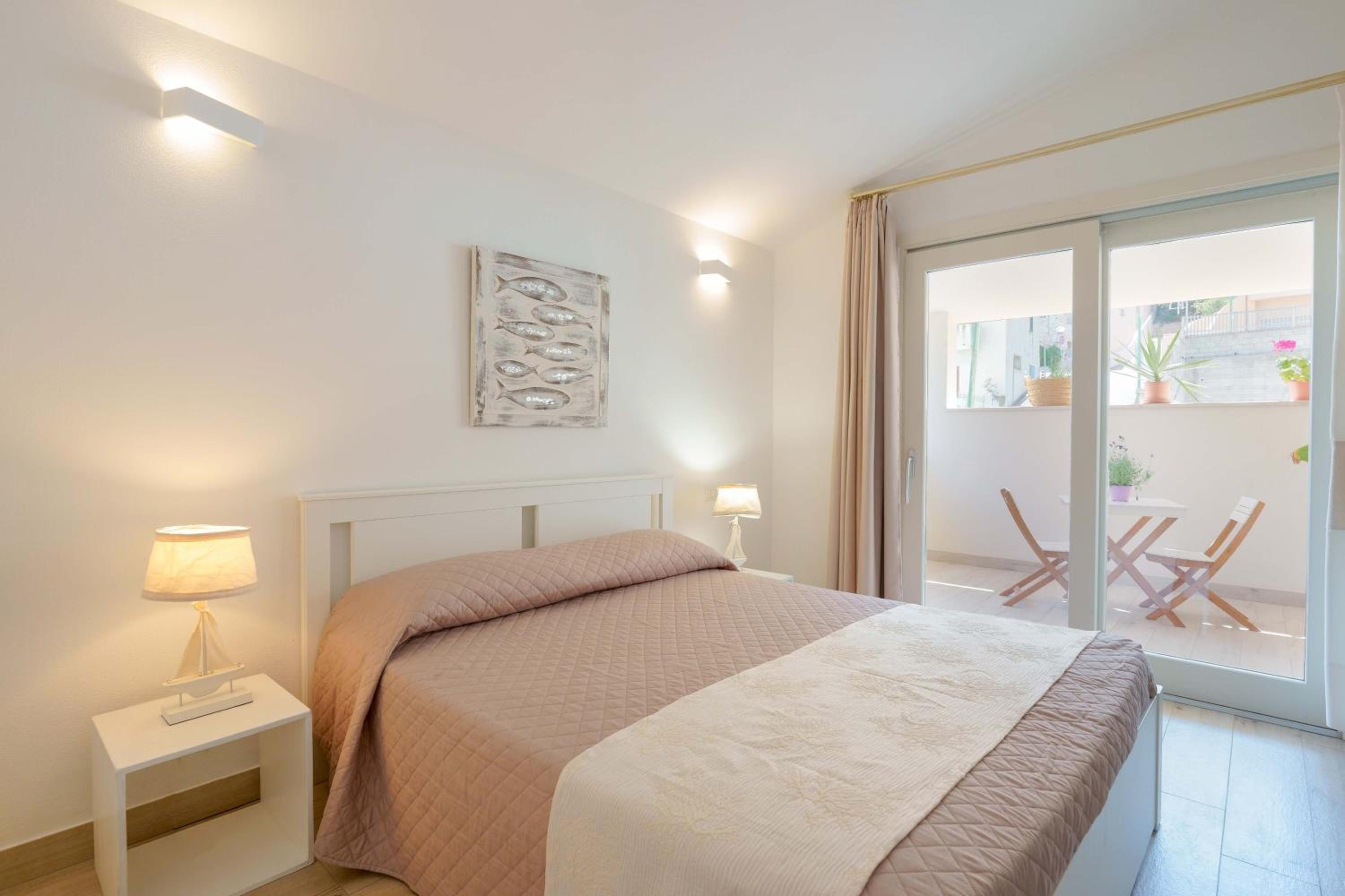 Deluxe Double Room with Balcony - Photo 13