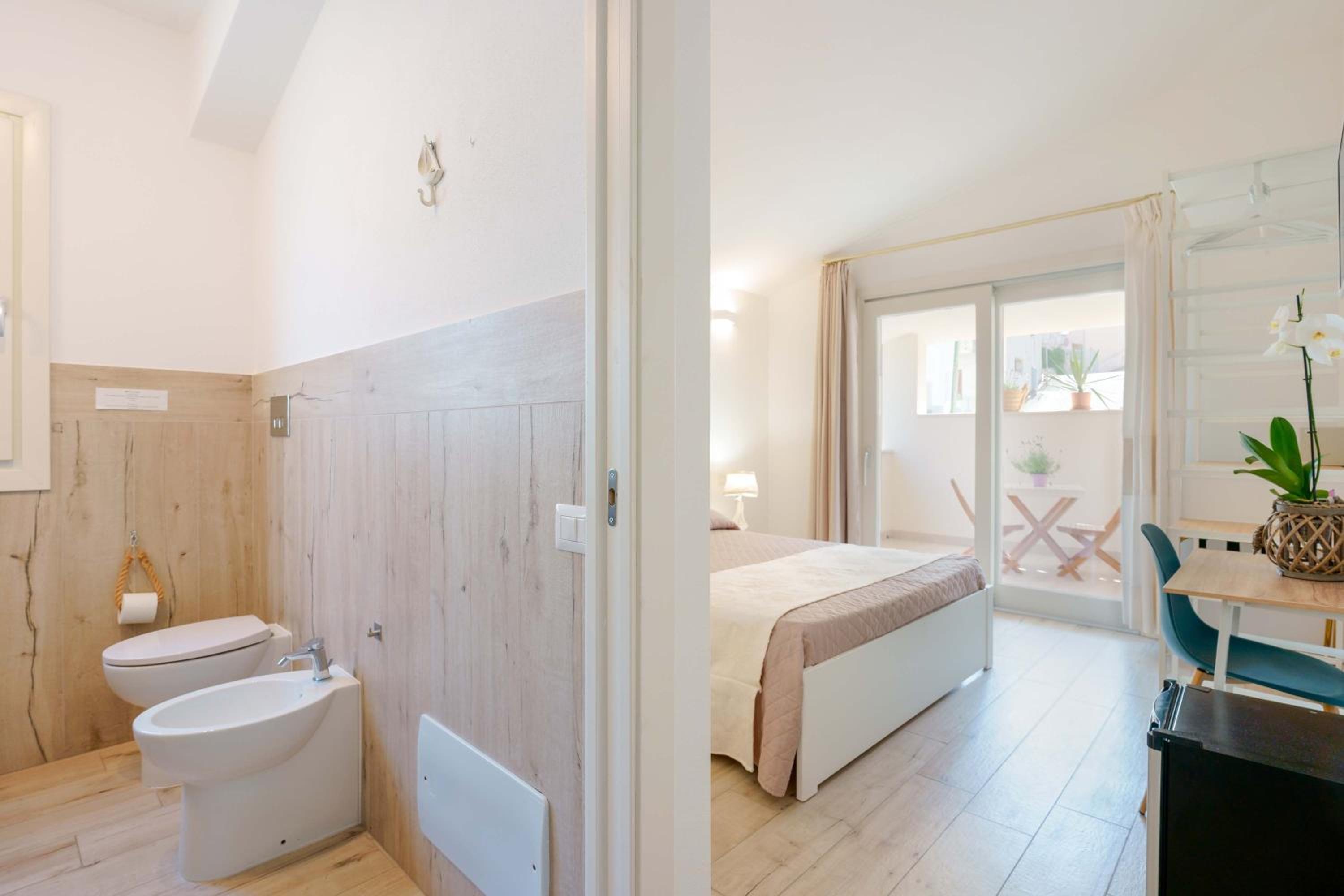 Deluxe Double Room with Balcony - Photo 11