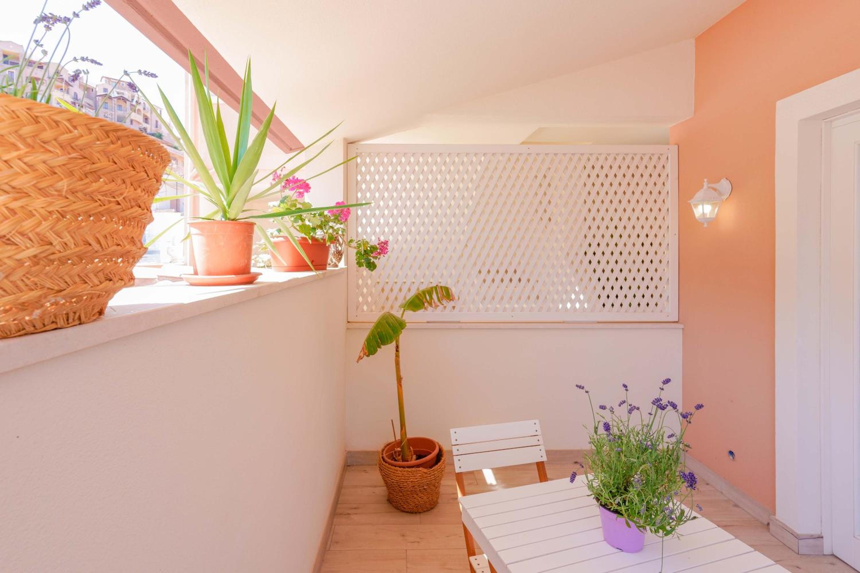 Deluxe Double Room with Balcony - Photo 10