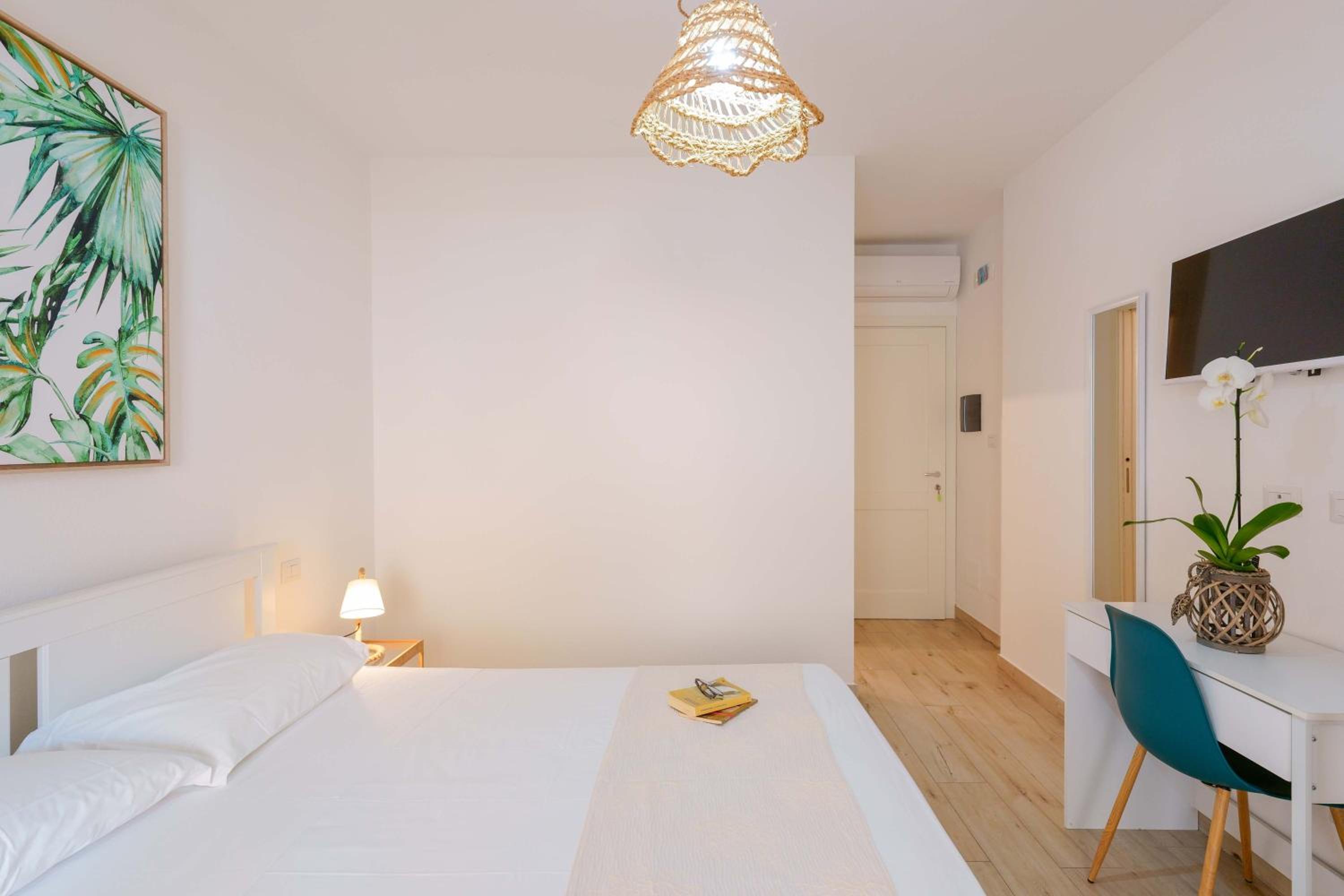 Deluxe Double Room with Balcony - Photo 9