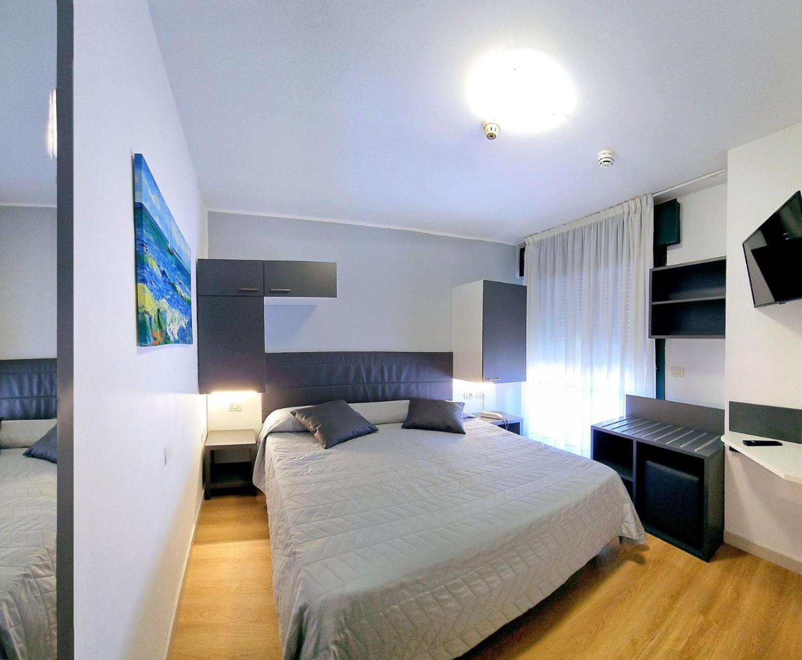 Double or Twin Room with Beach Access and Free Parking photo 3