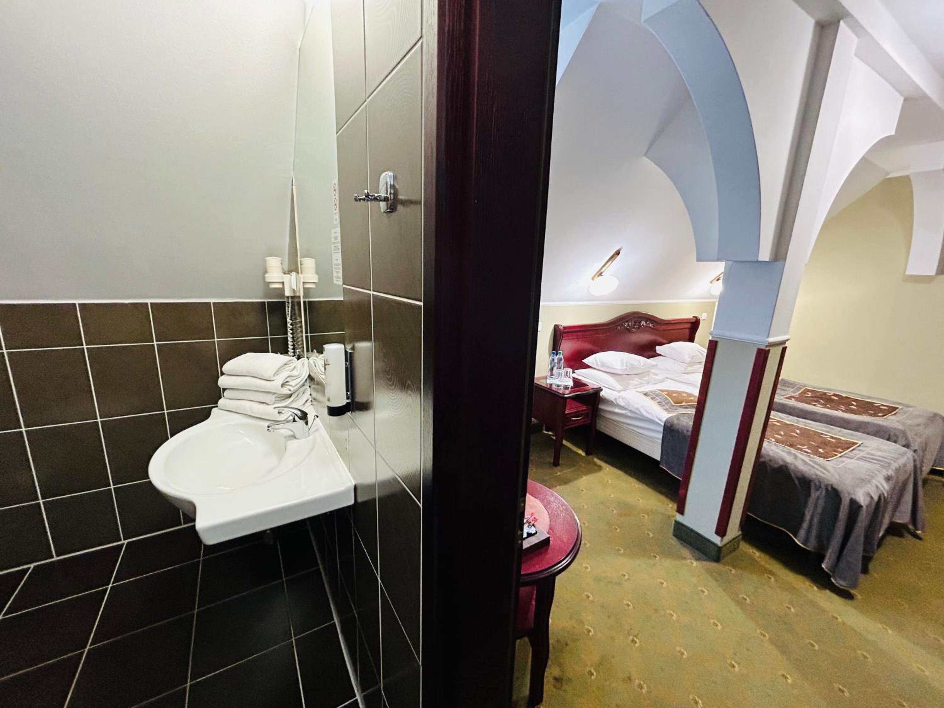 Twin Room - Photo 28