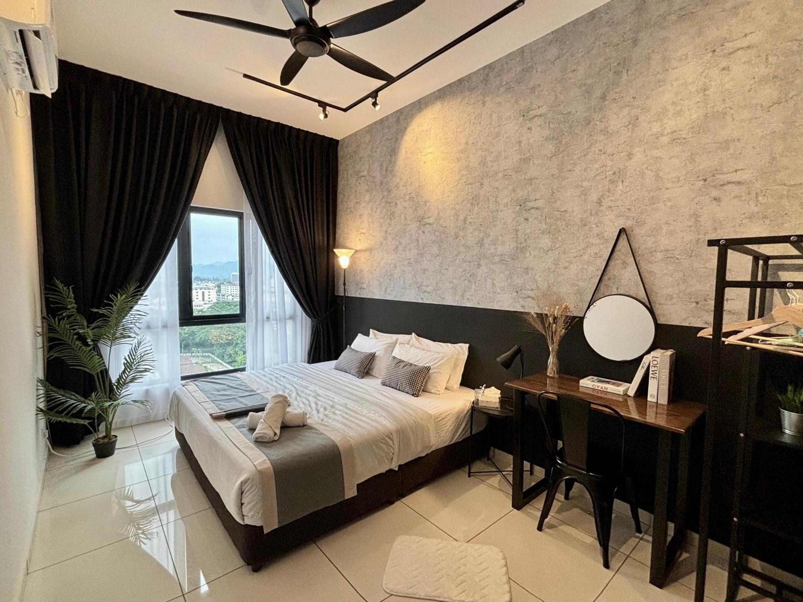 Three-Bedroom Apartment with Balcony - Photo 2