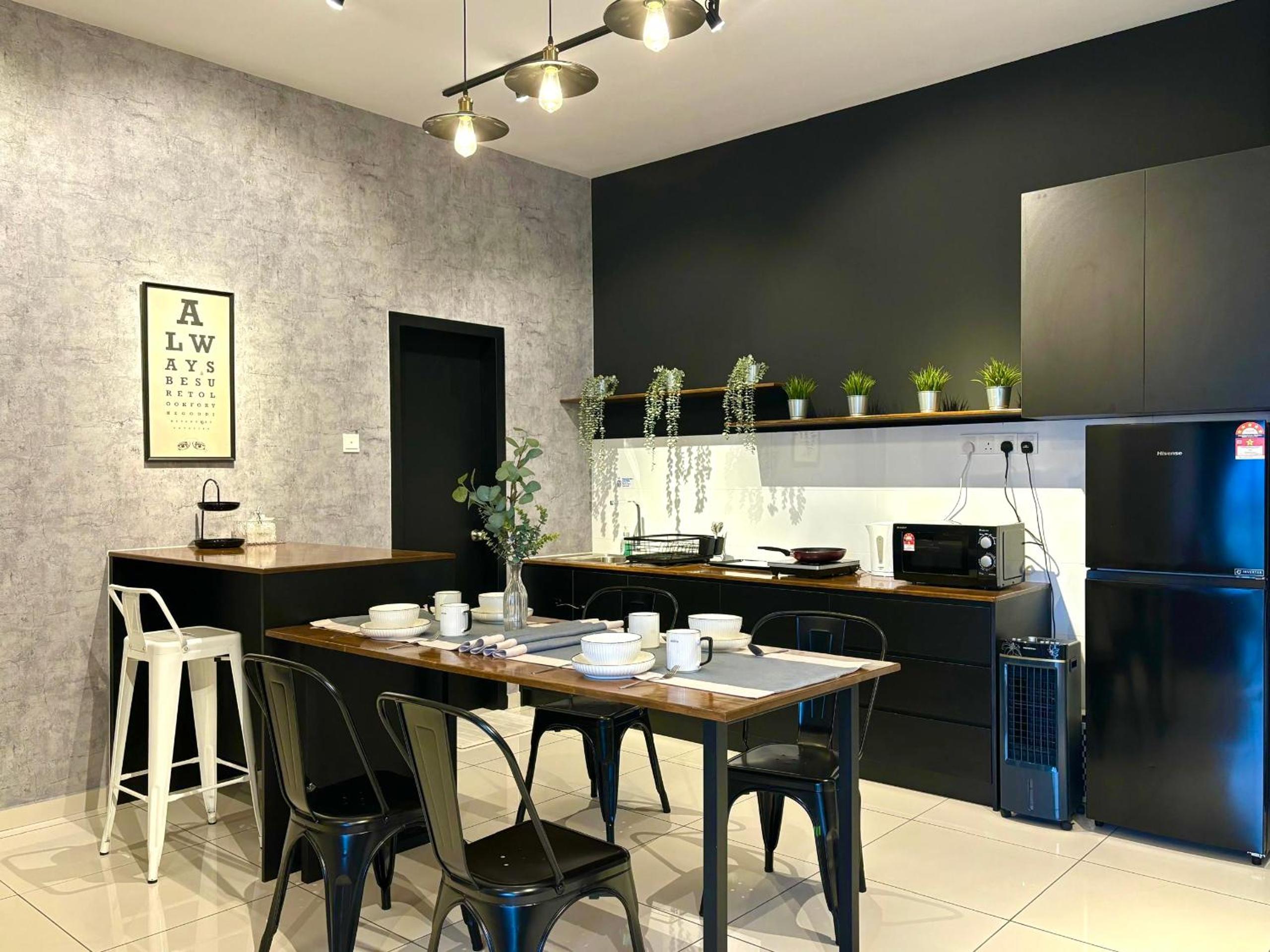 Three-Bedroom Apartment with Balcony - Photo 8
