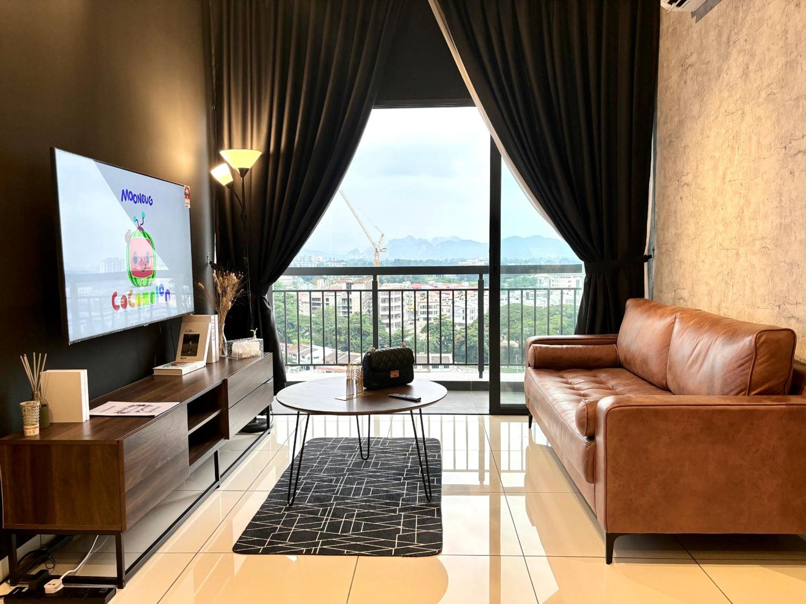 Three-Bedroom Apartment with Balcony - Photo 7